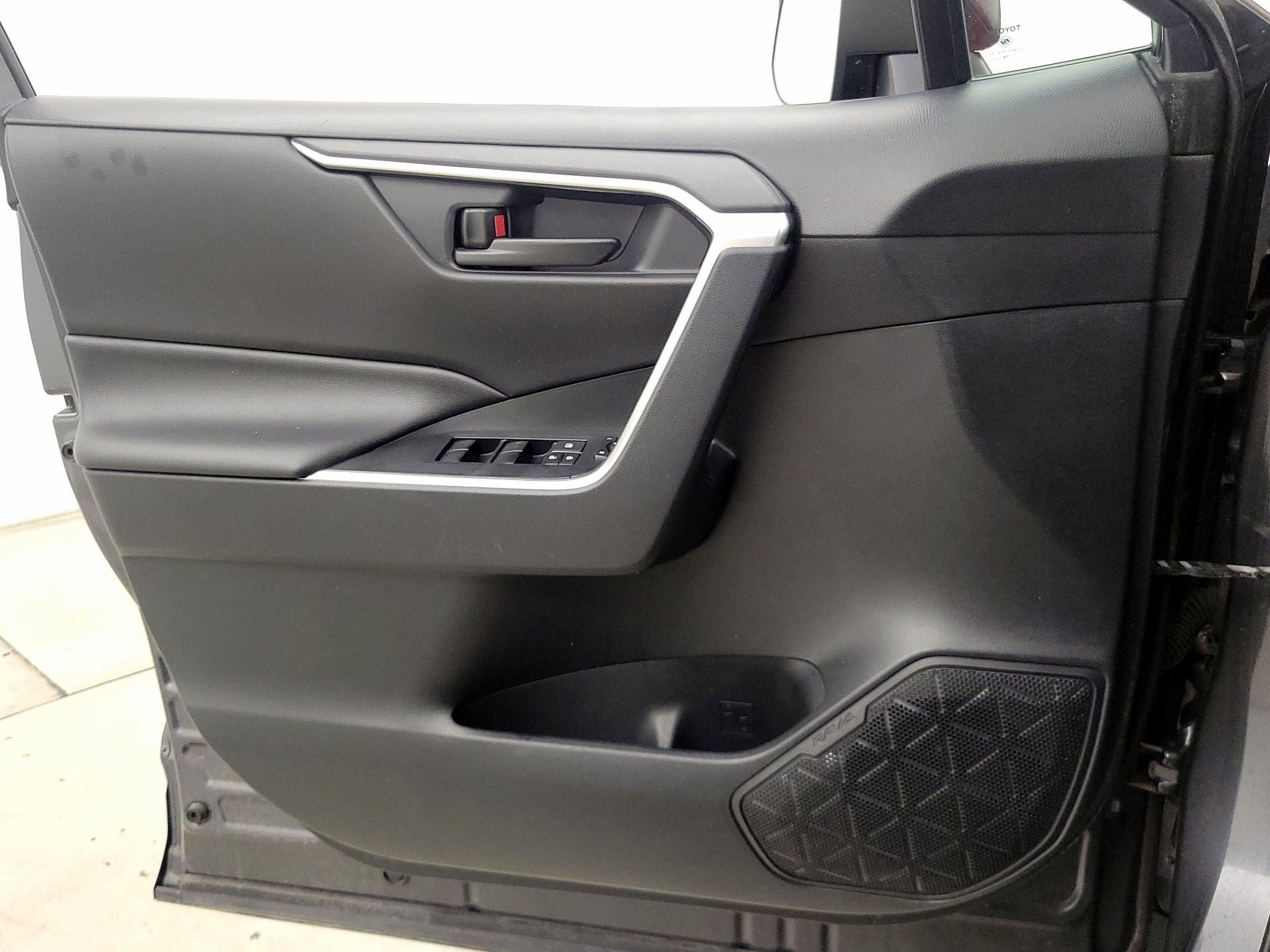 Thumbnail: 2019 Toyota RAV4 - 12