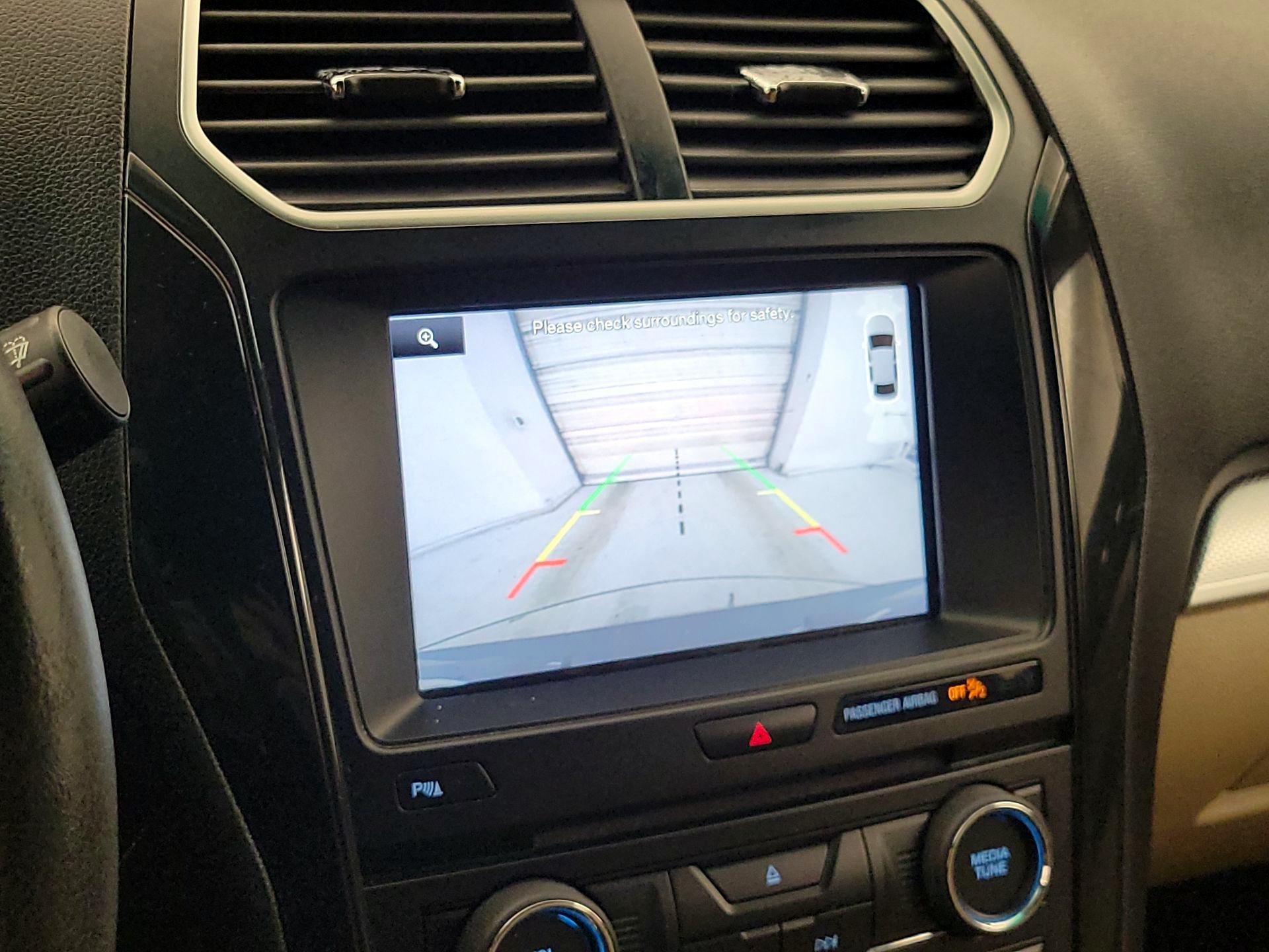 Thumbnail: 2016 Ford Explorer - 14