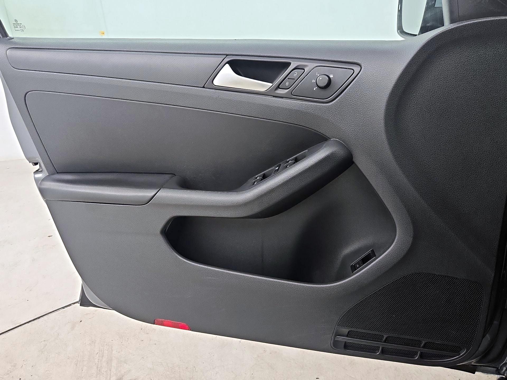Thumbnail: 2014 Volkswagen Jetta - 12