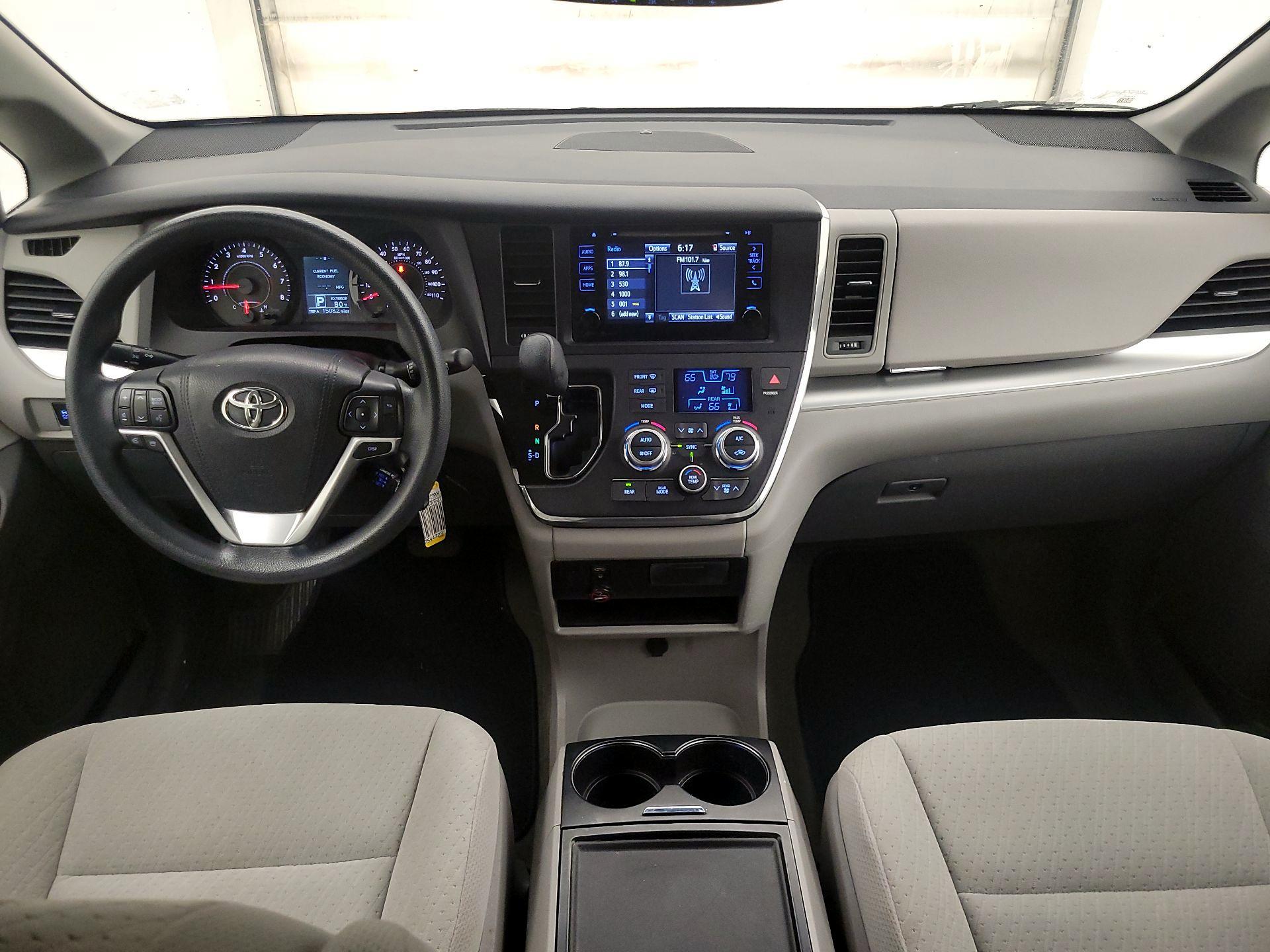 Thumbnail: 2015 Toyota Sienna - 9