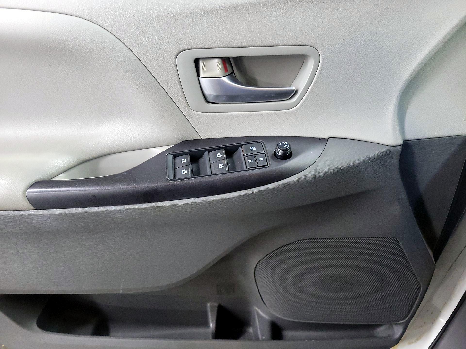 Thumbnail: 2015 Toyota Sienna - 12