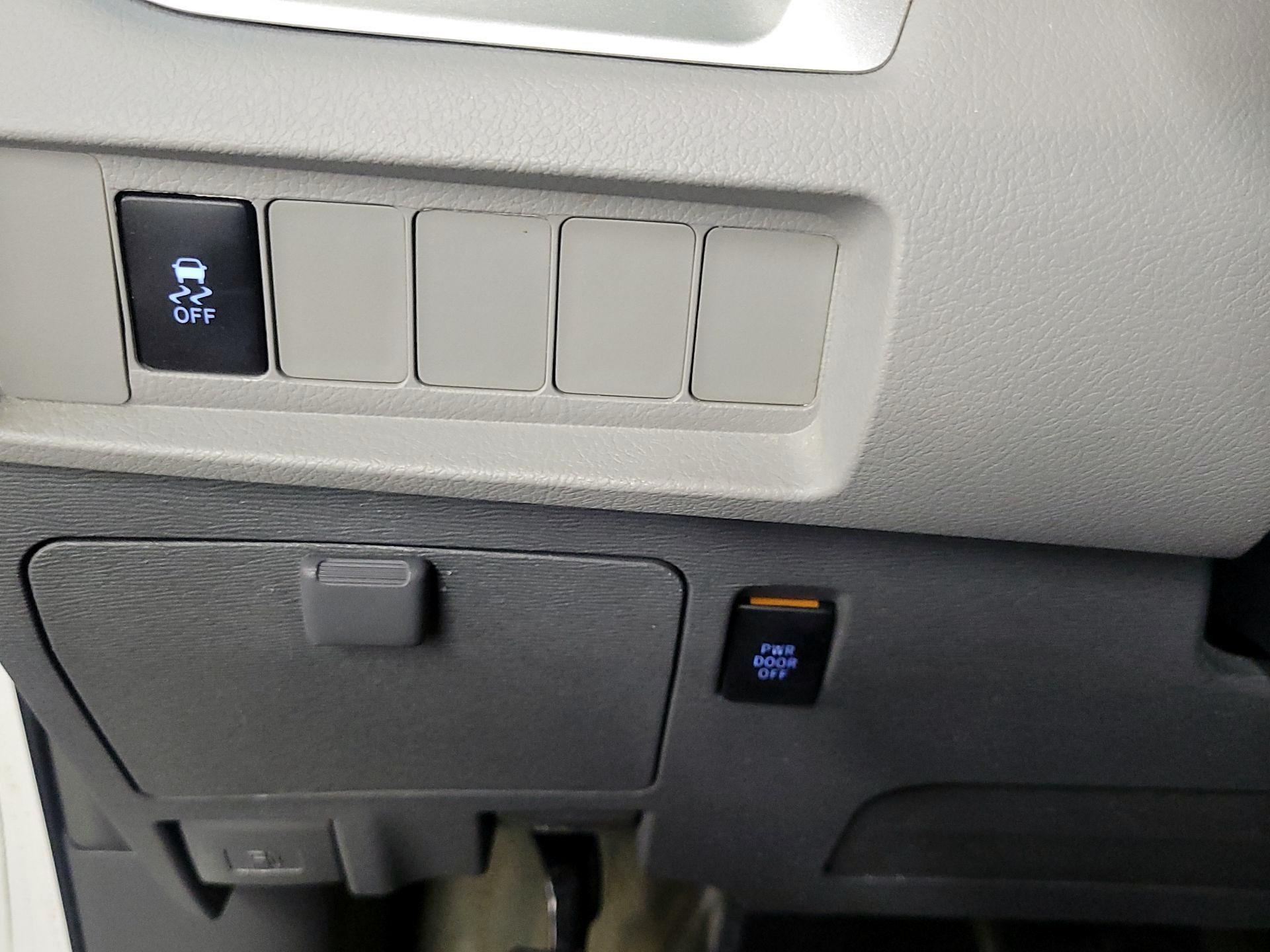 Thumbnail: 2015 Toyota Sienna - 13