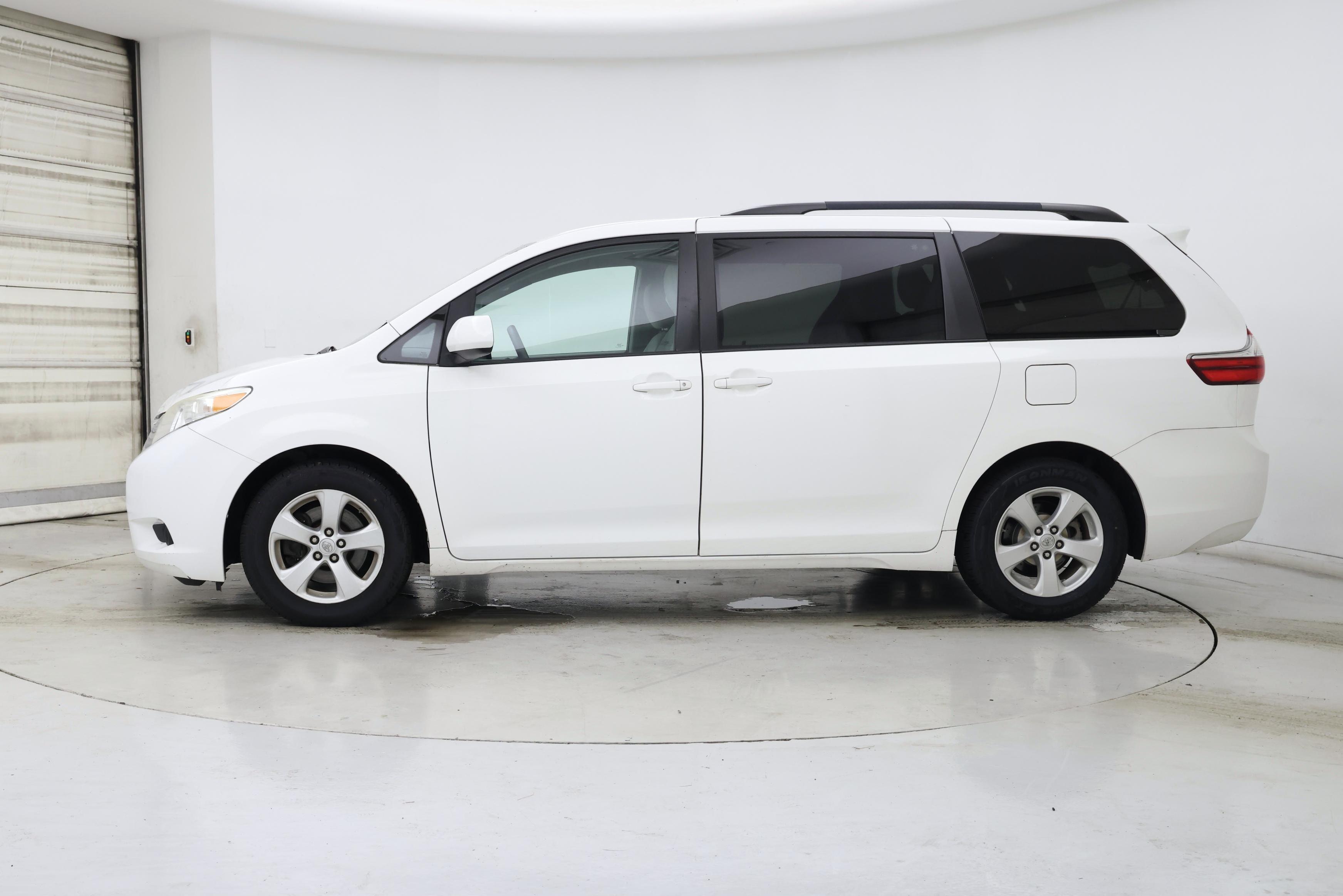 Thumbnail: 2015 Toyota Sienna - 3