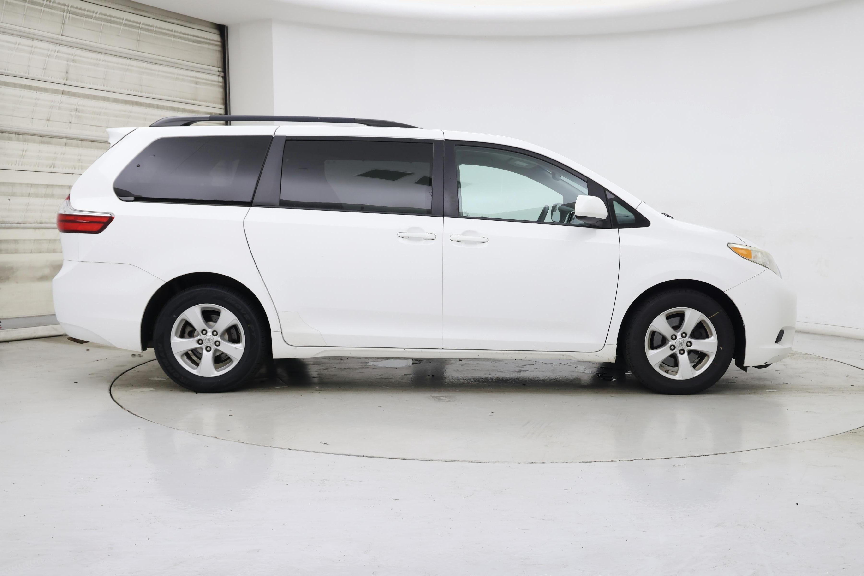 Thumbnail: 2015 Toyota Sienna - 7
