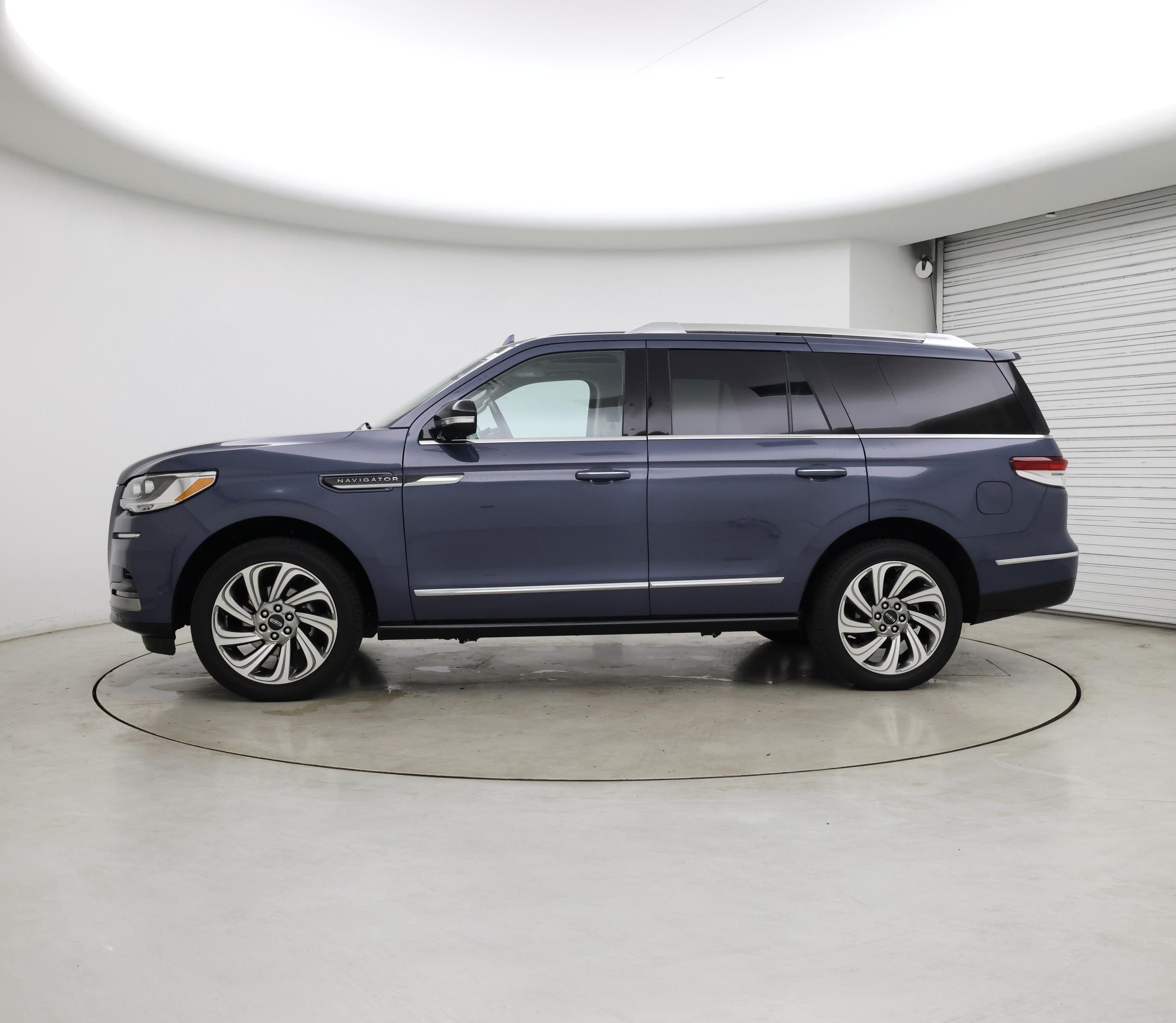 Thumbnail: 2023 Lincoln Navigator - 3