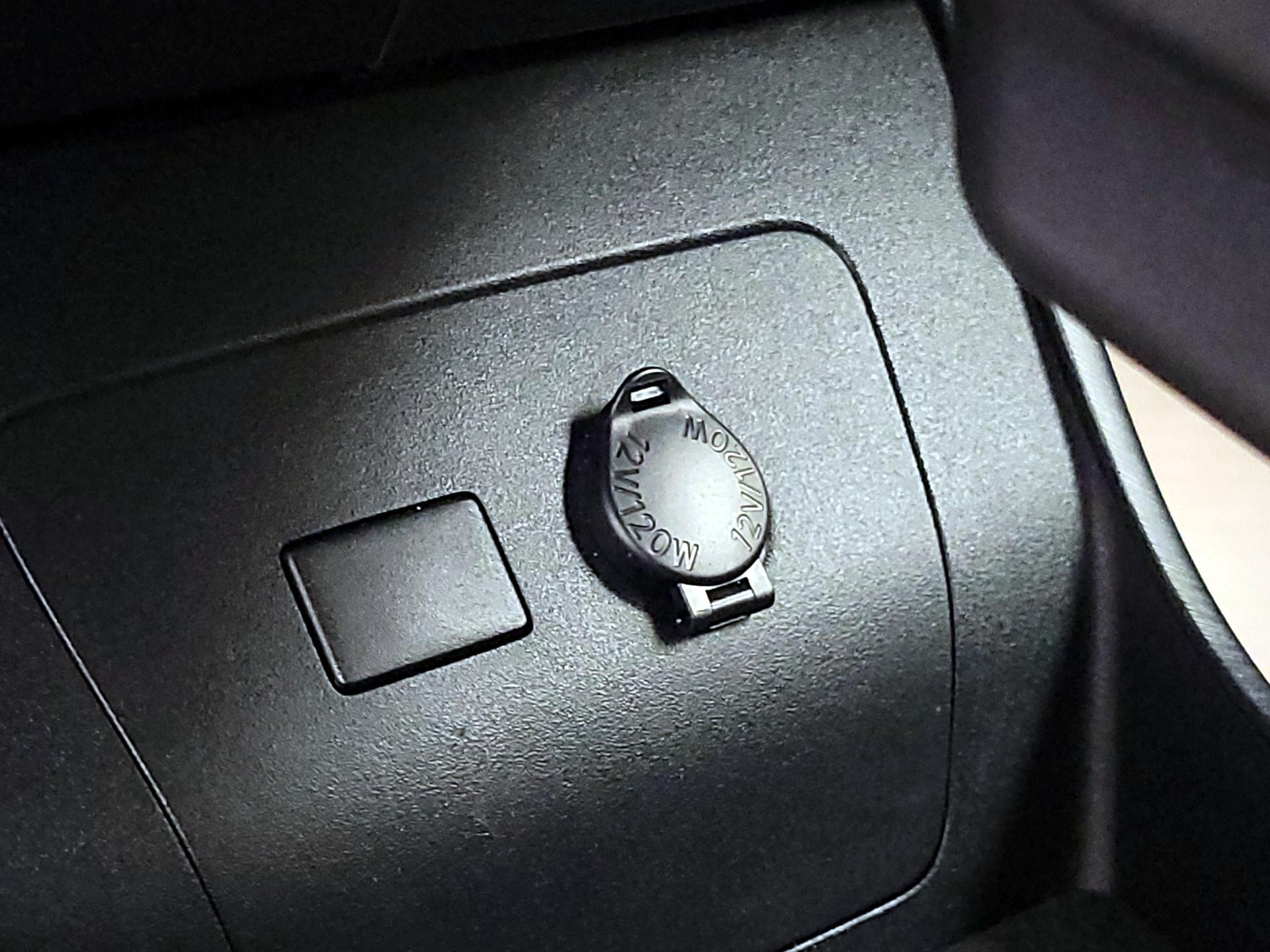 Thumbnail: 2014 Toyota Prius - 18