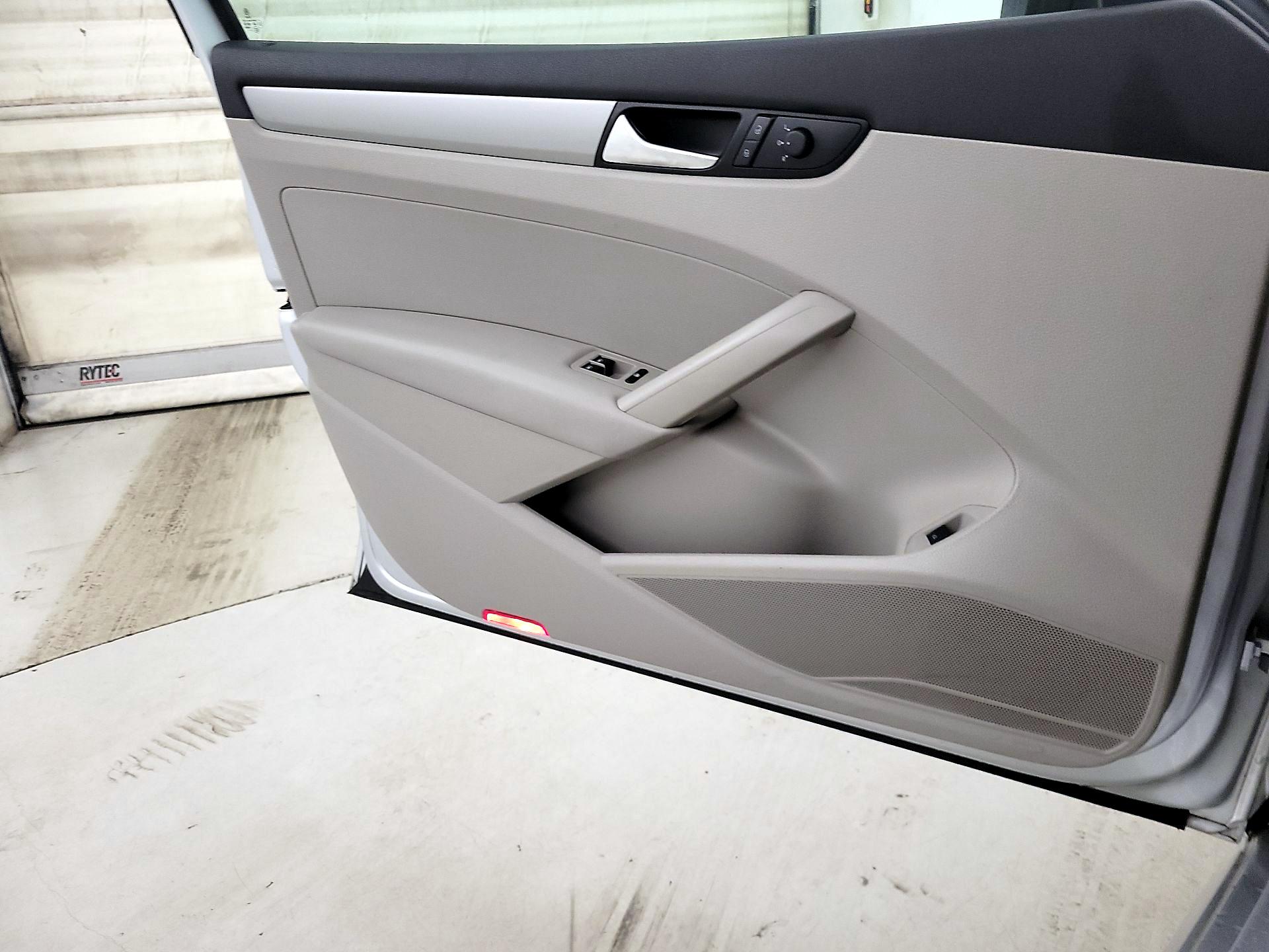 Thumbnail: 2014 Volkswagen Passat - 12