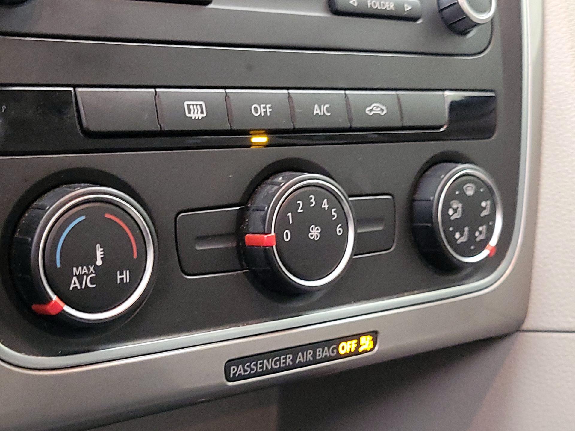 Thumbnail: 2014 Volkswagen Passat - 15