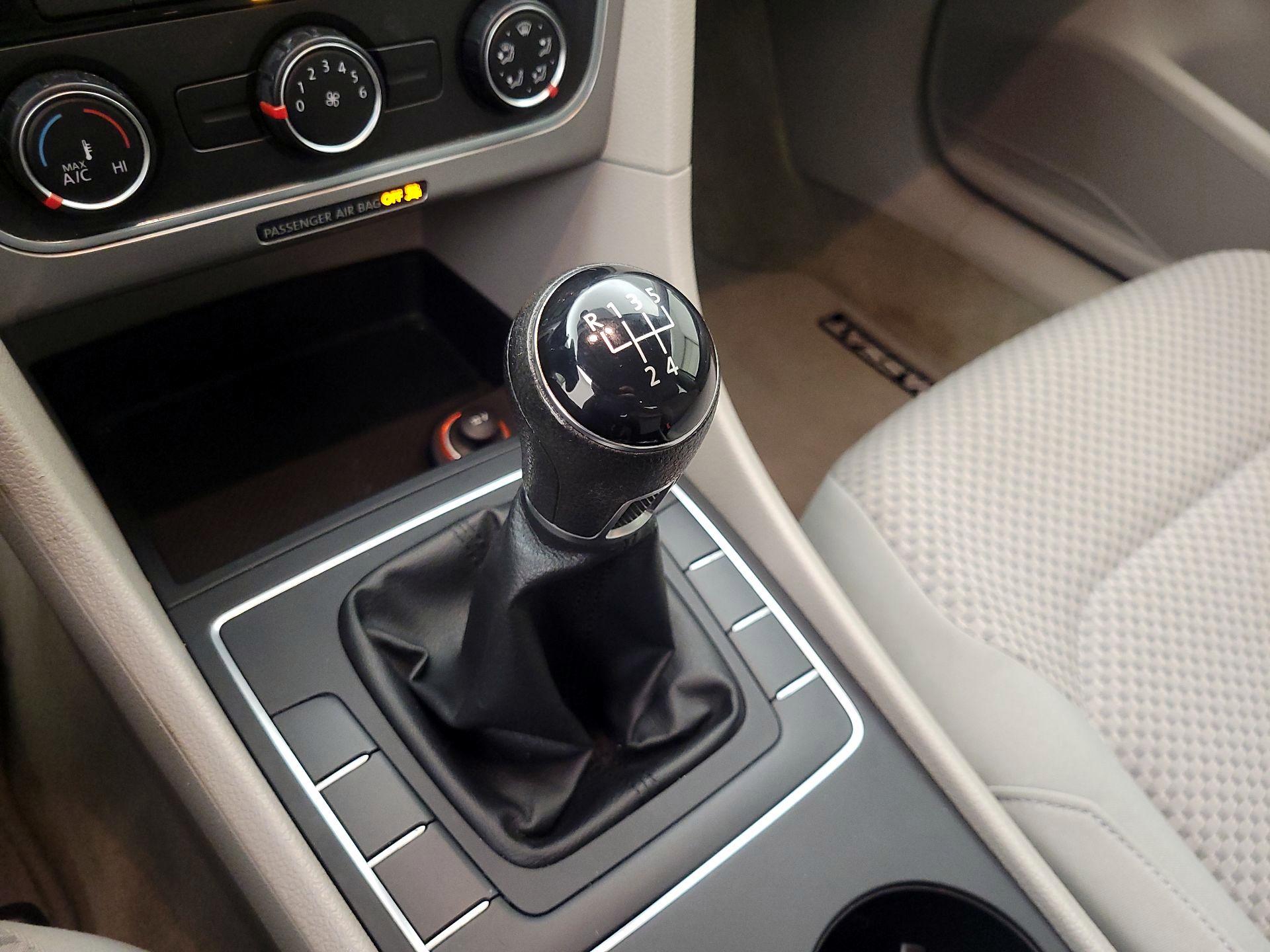 Thumbnail: 2014 Volkswagen Passat - 16
