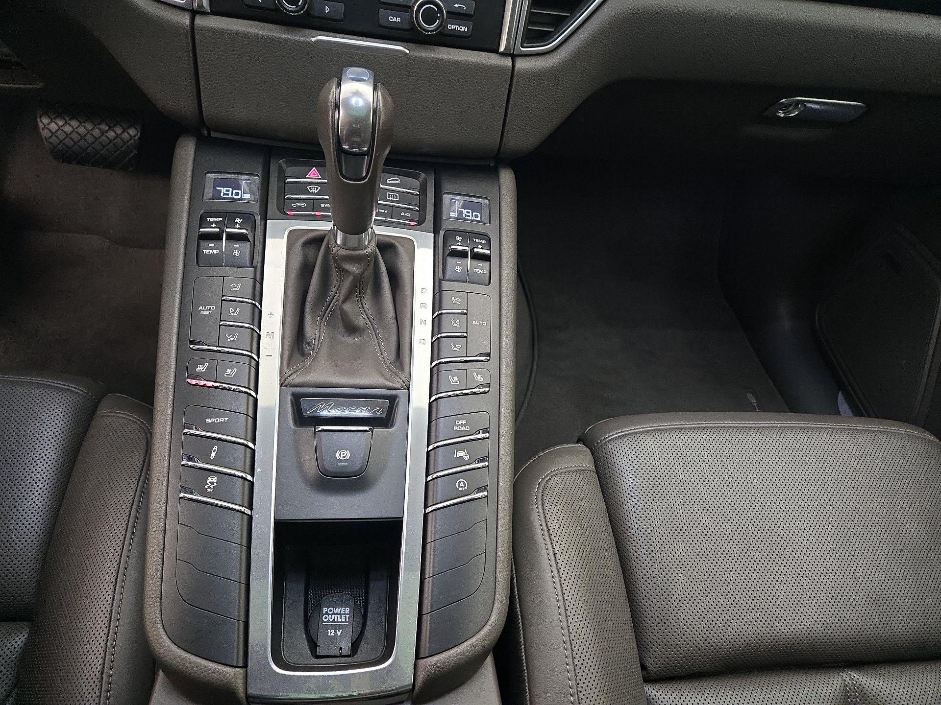 Thumbnail: 2015 Porsche Macan - 15