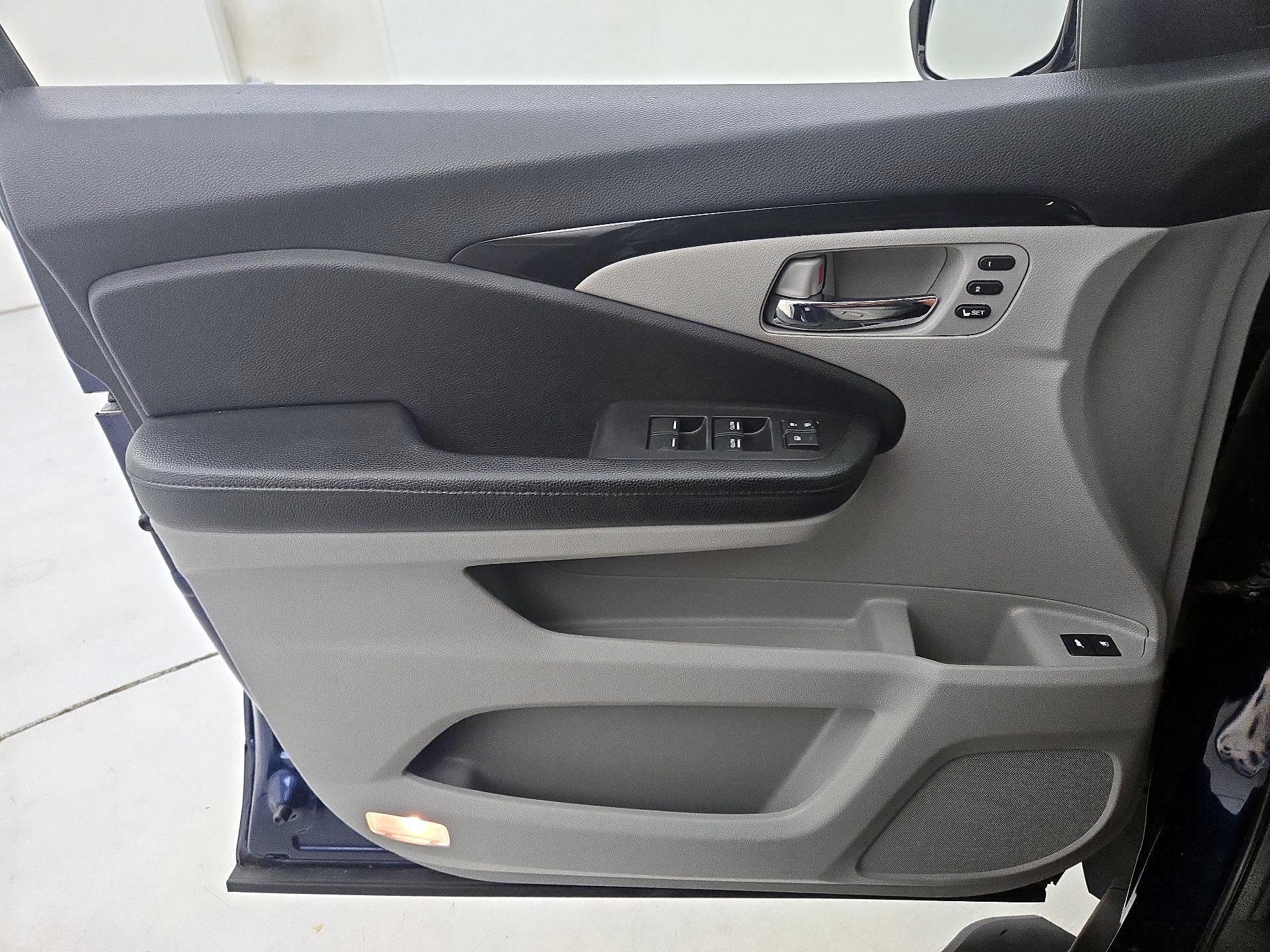 Thumbnail: 2017 Honda Pilot - 12