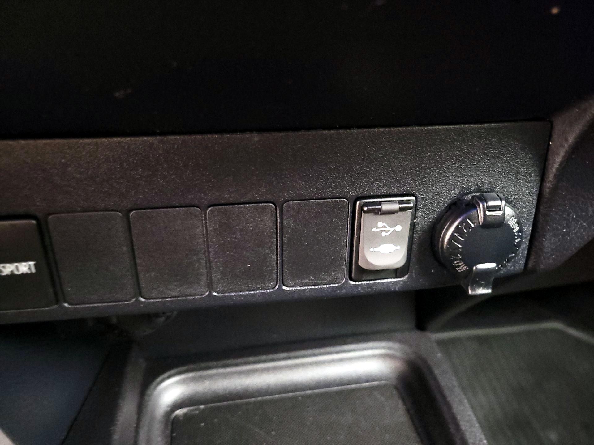 Thumbnail: 2018 Toyota RAV4 - 18