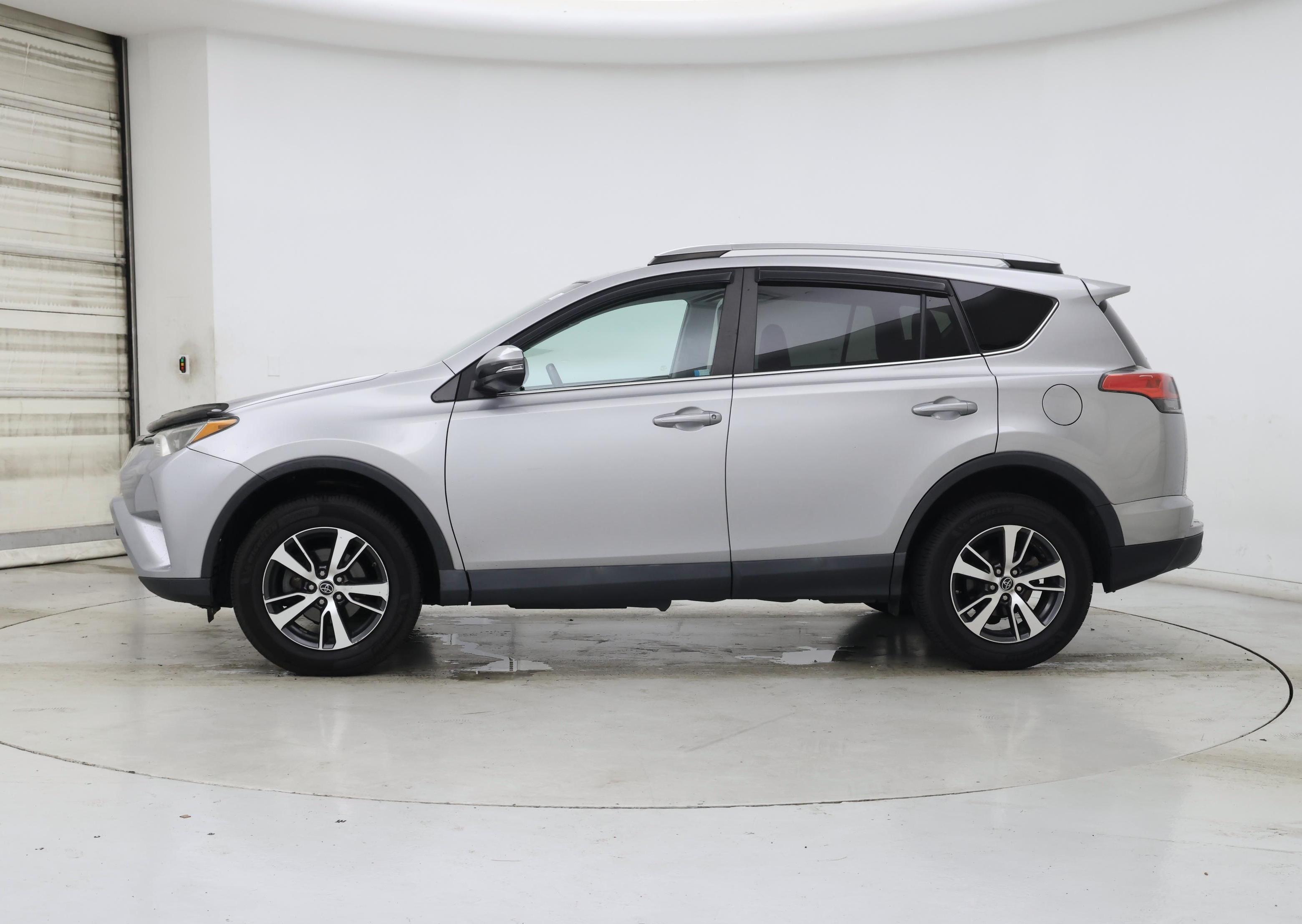 Thumbnail: 2018 Toyota RAV4 - 3