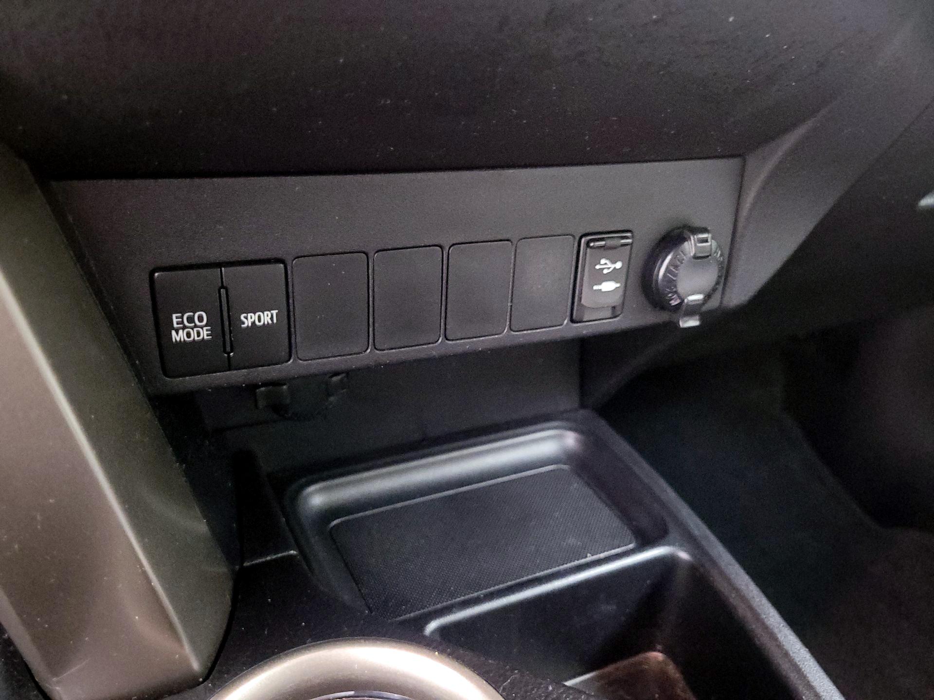 Thumbnail: 2015 Toyota RAV4 - 18