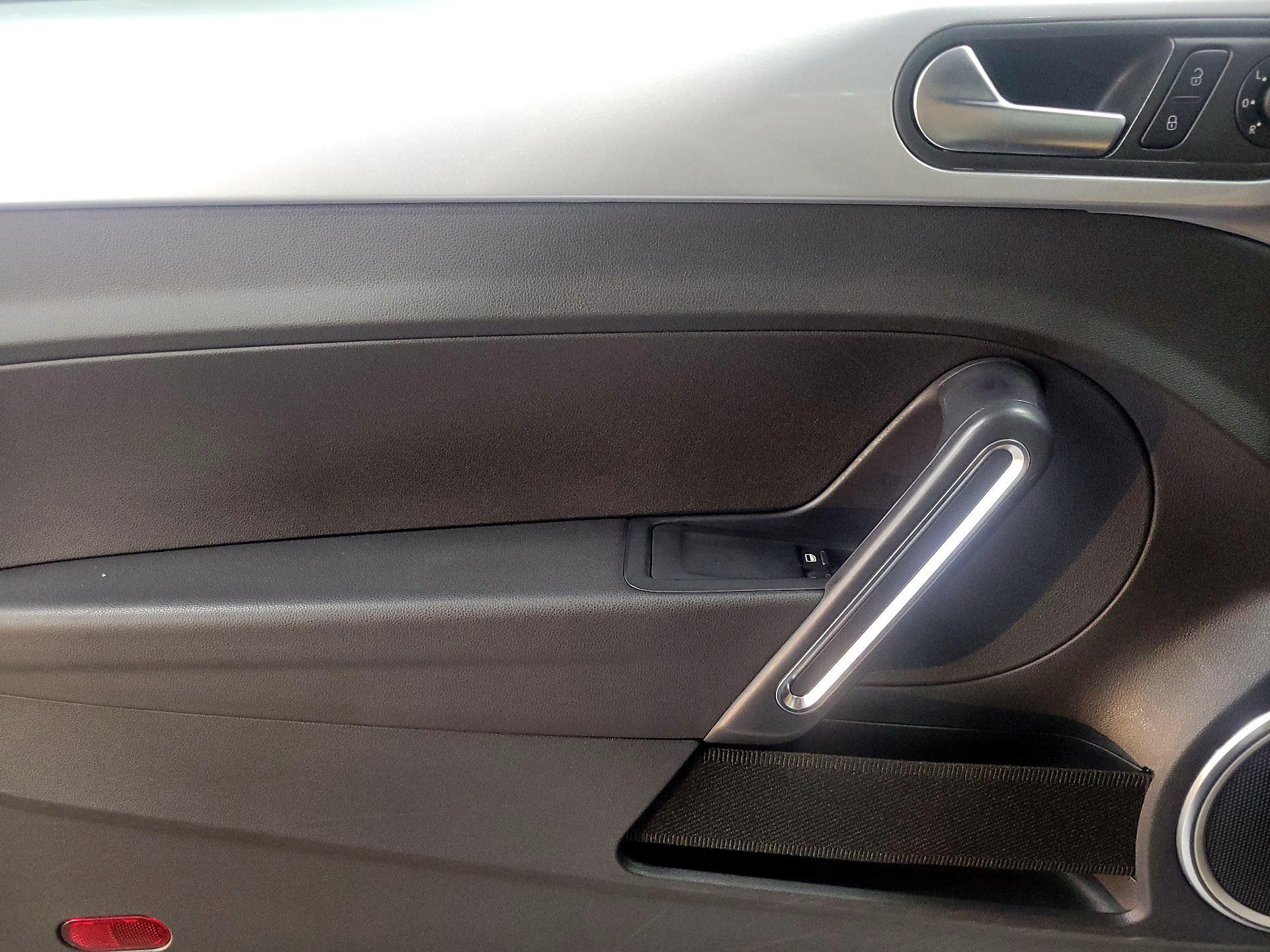 Thumbnail: 2015 Volkswagen Beetle - 12