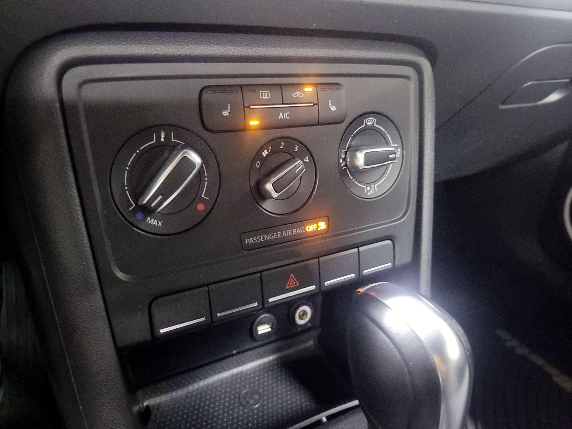 Thumbnail: 2015 Volkswagen Beetle - 14