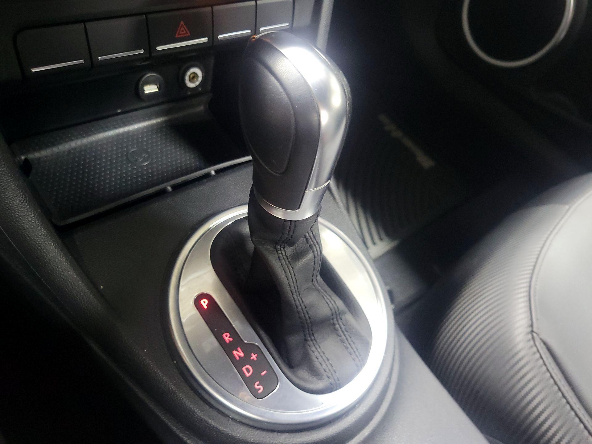 Thumbnail: 2015 Volkswagen Beetle - 15