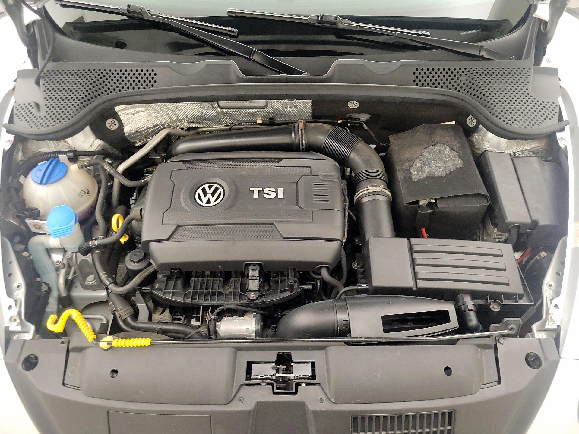 Thumbnail: 2015 Volkswagen Beetle - 18