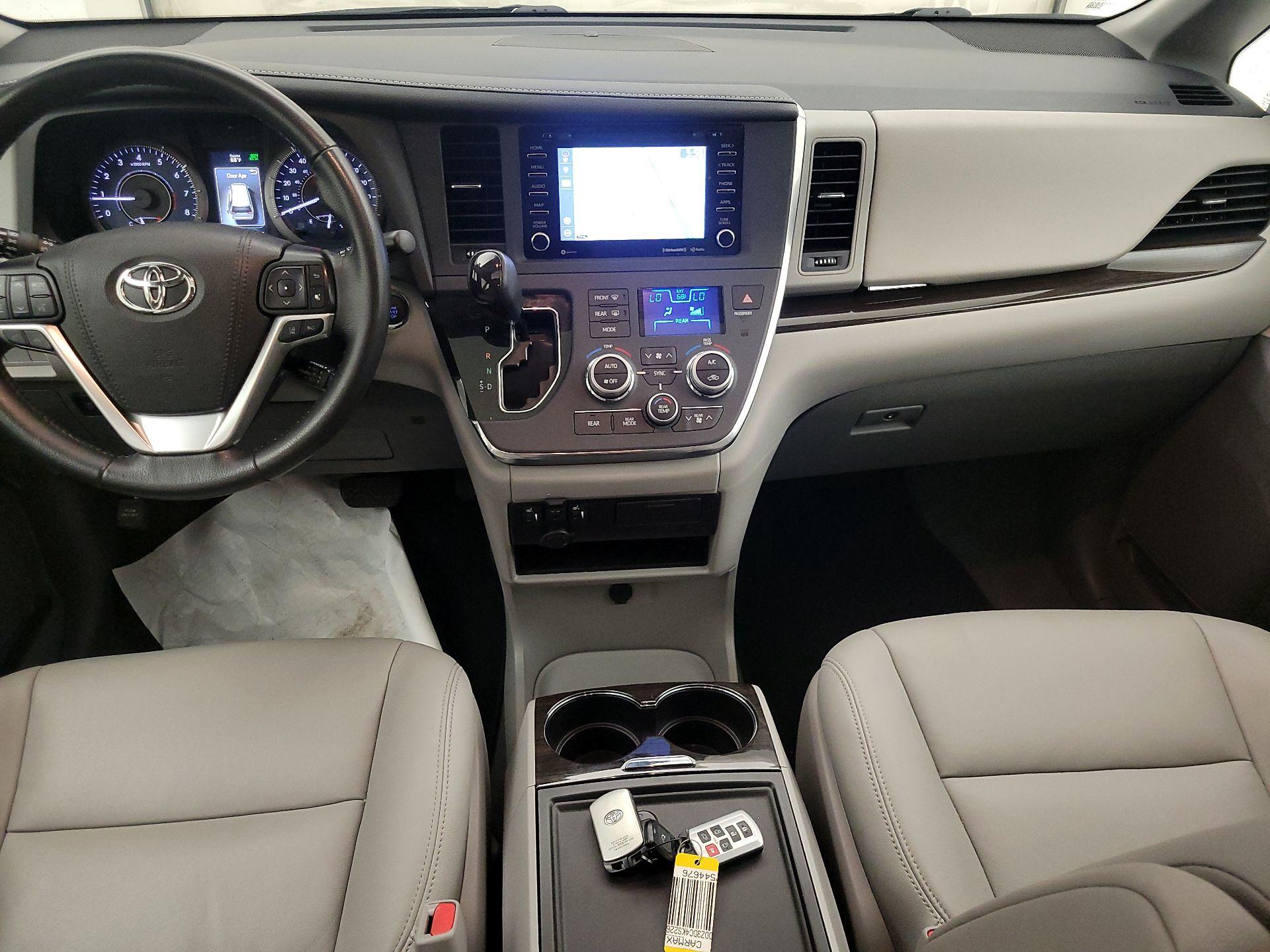 Thumbnail: 2019 Toyota Sienna - 9