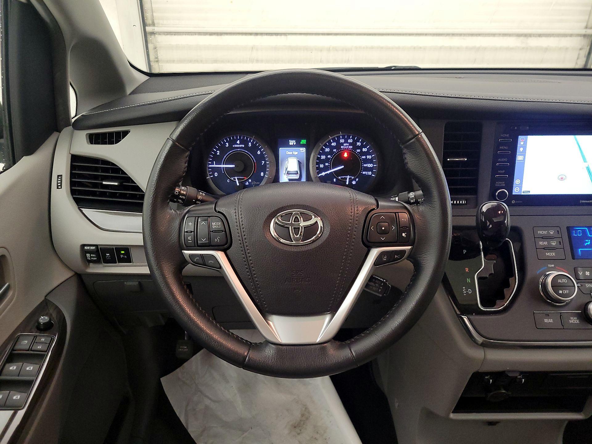 Thumbnail: 2019 Toyota Sienna - 10