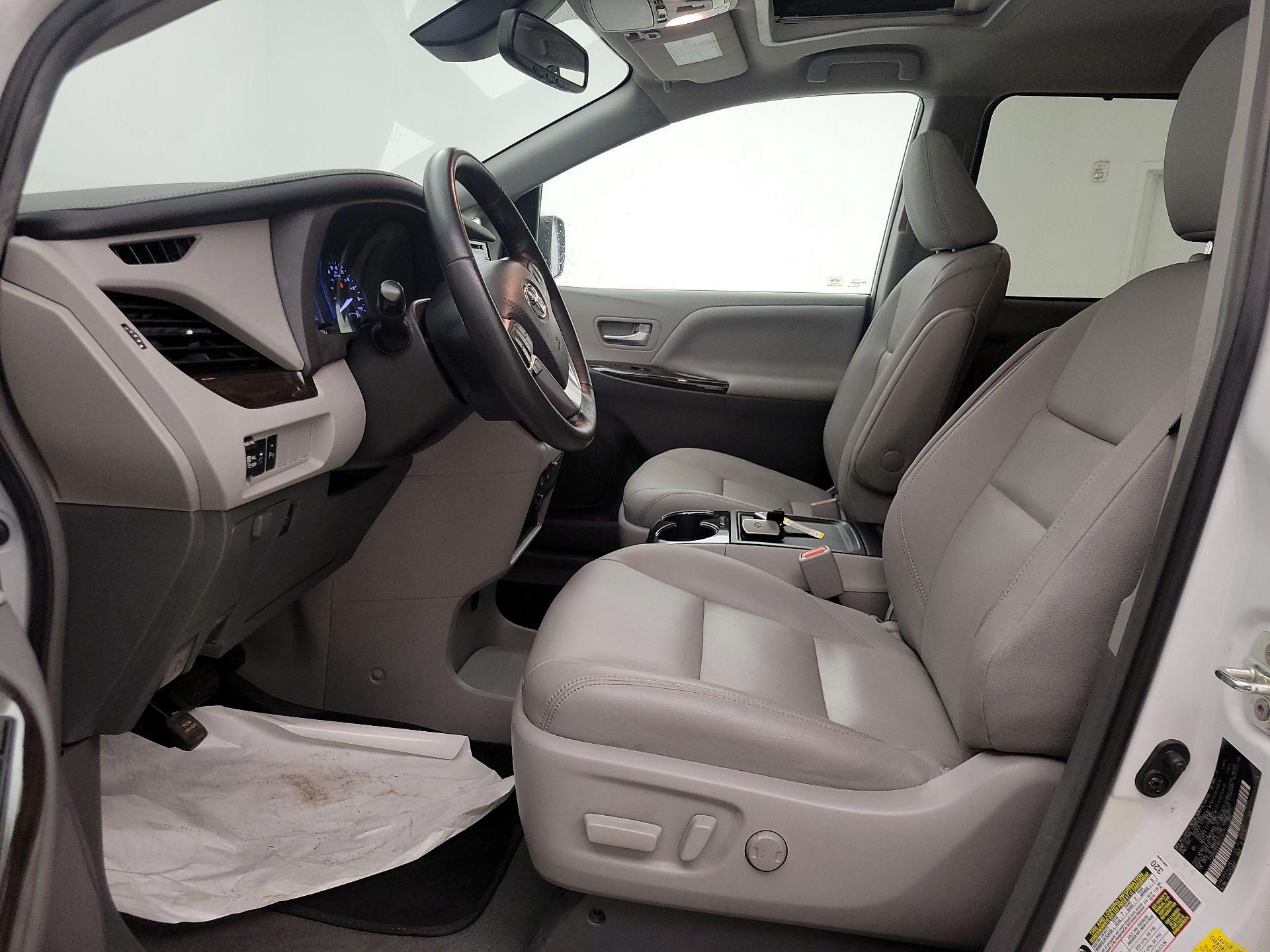 Thumbnail: 2019 Toyota Sienna - 11