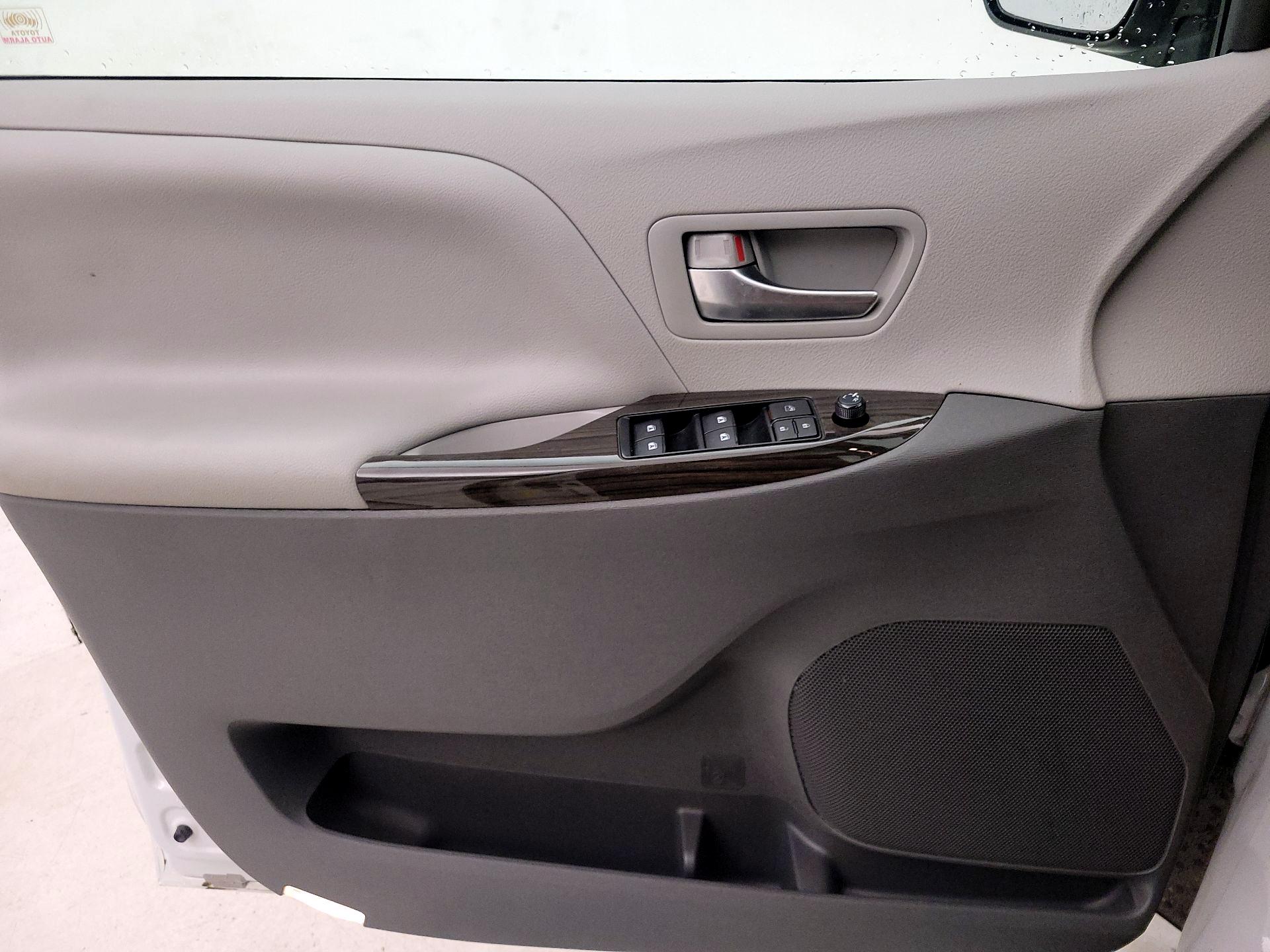 Thumbnail: 2019 Toyota Sienna - 12
