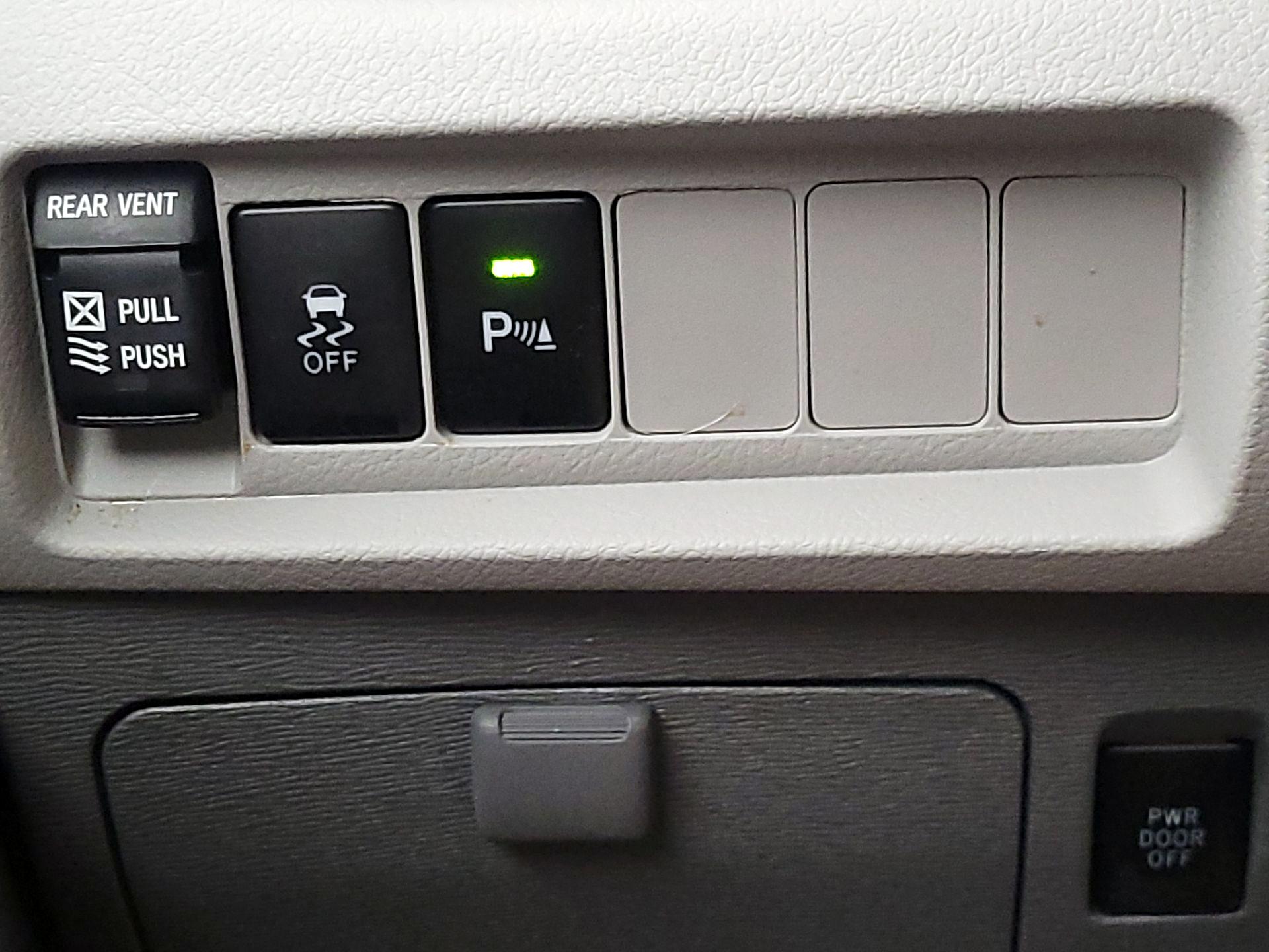 Thumbnail: 2019 Toyota Sienna - 13