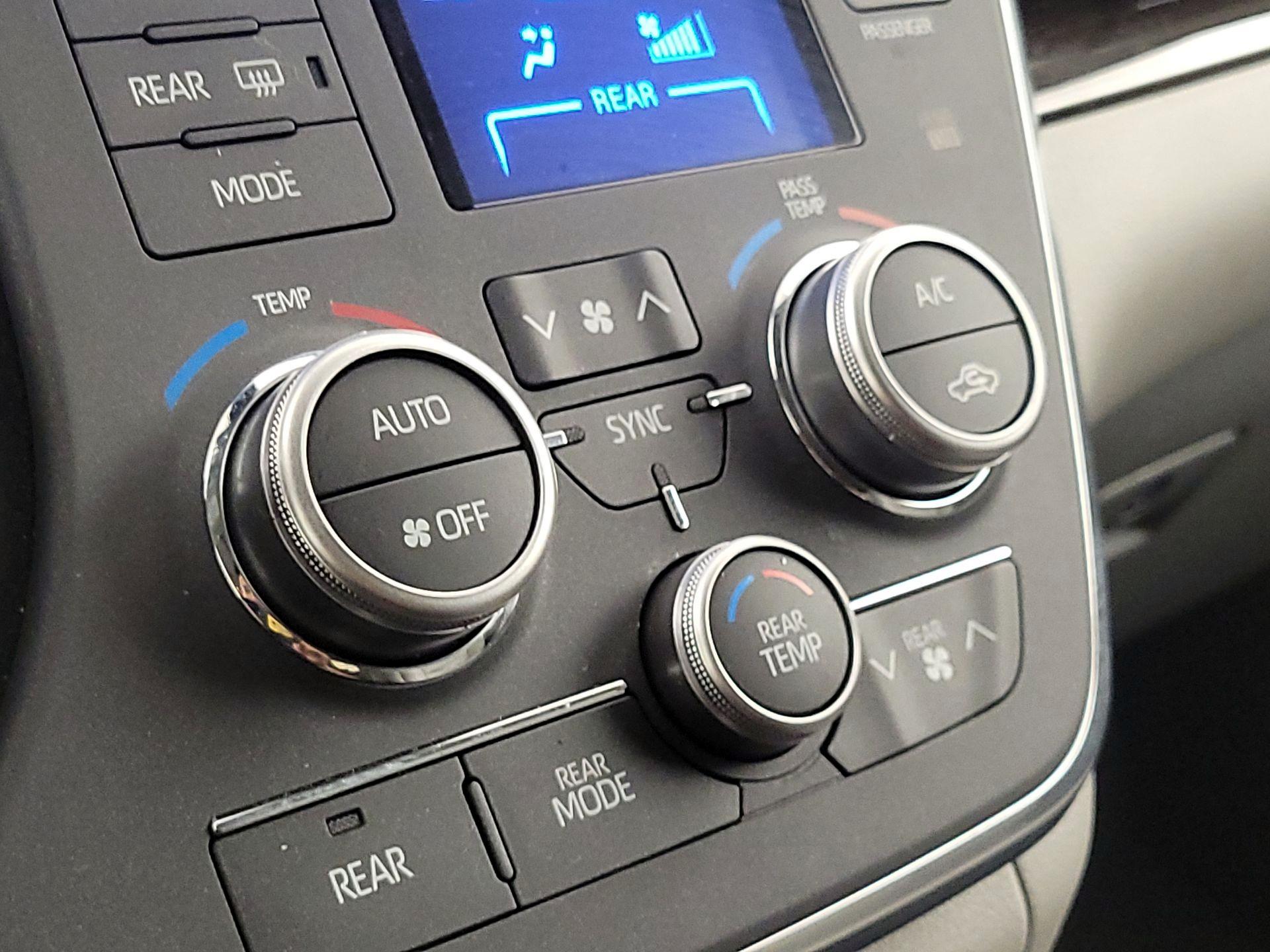 Thumbnail: 2019 Toyota Sienna - 17