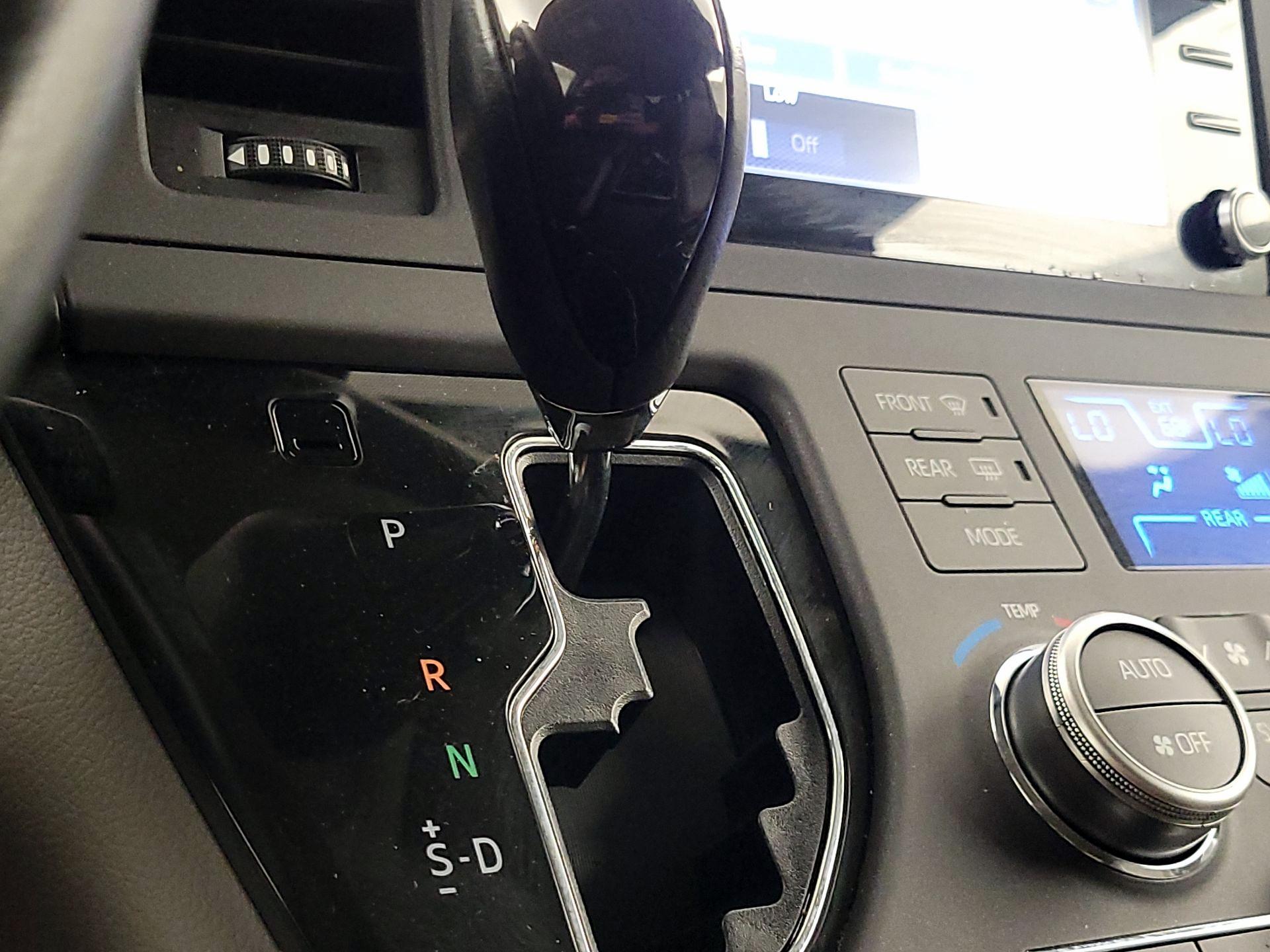 Thumbnail: 2019 Toyota Sienna - 18