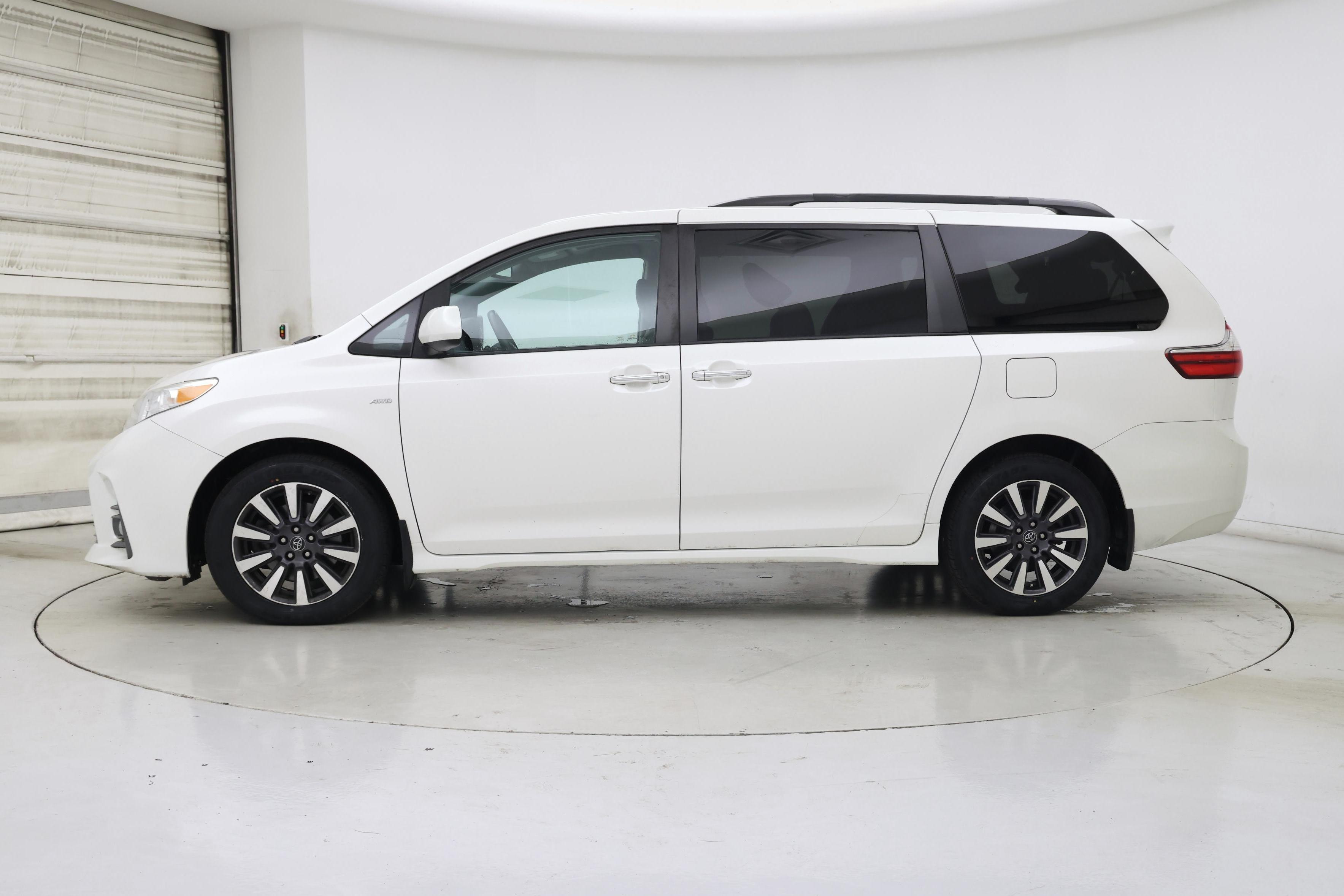 Thumbnail: 2019 Toyota Sienna - 3