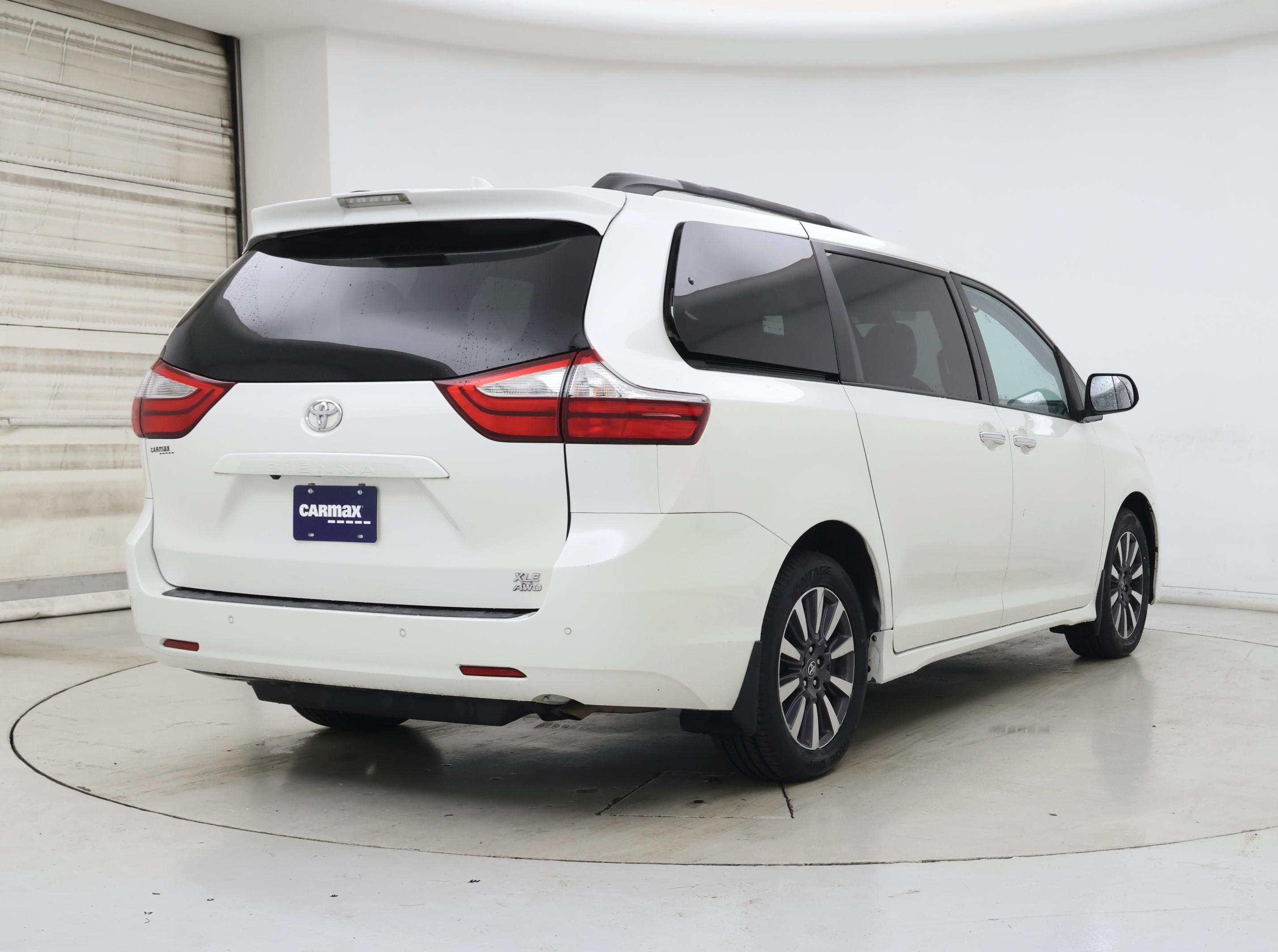 Thumbnail: 2019 Toyota Sienna - 8