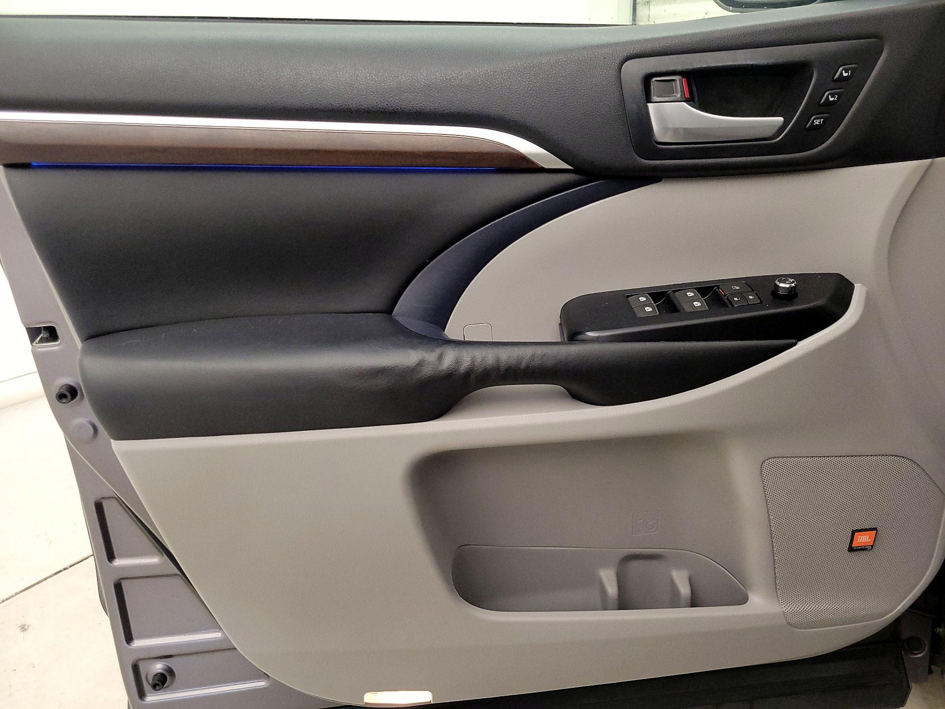Thumbnail: 2015 Toyota Highlander - 12