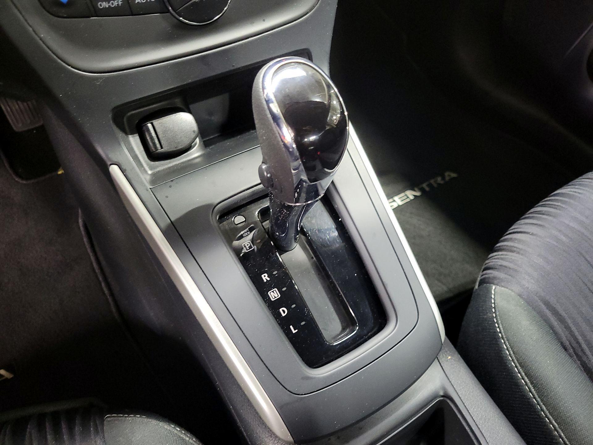 Thumbnail: 2019 Nissan Sentra - 17