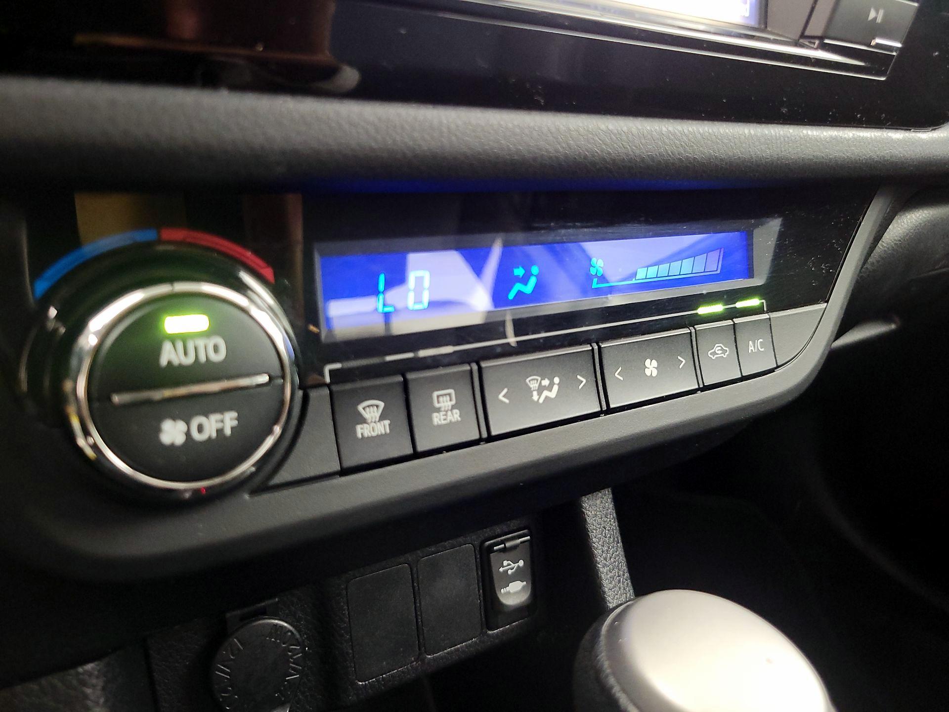 Thumbnail: 2014 Toyota Corolla - 16
