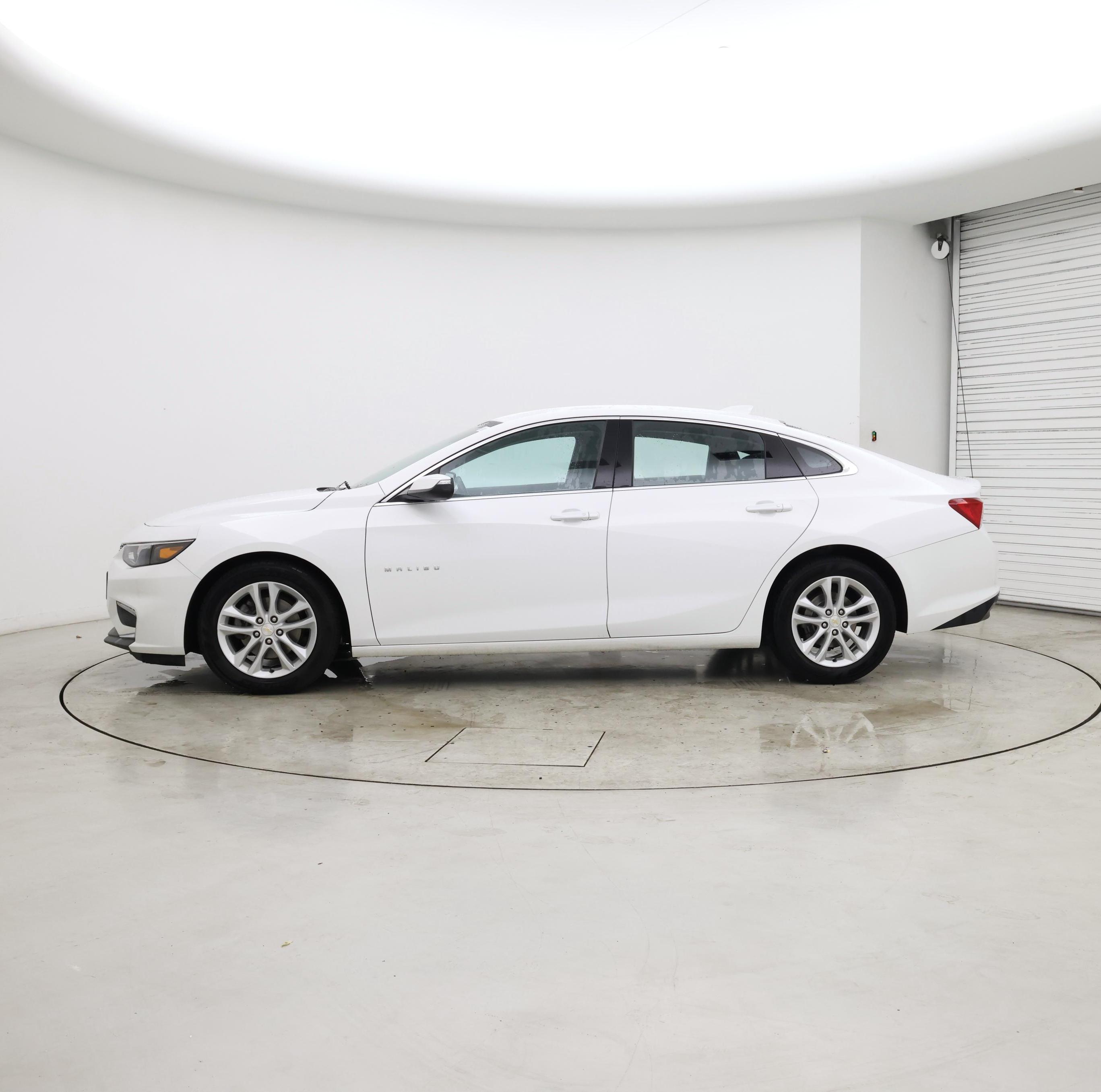 Thumbnail: 2018 Chevrolet Malibu - 3