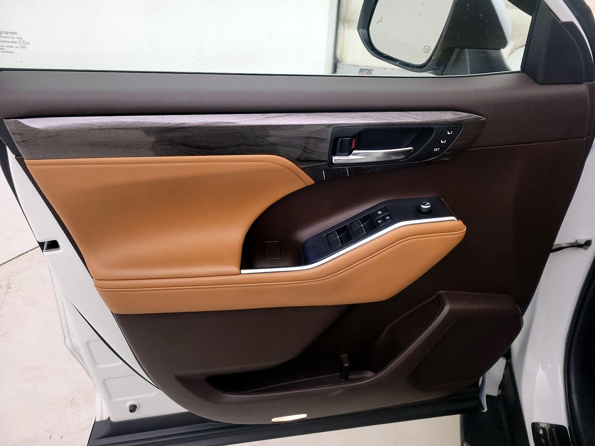 Thumbnail: 2022 Toyota Highlander - 12