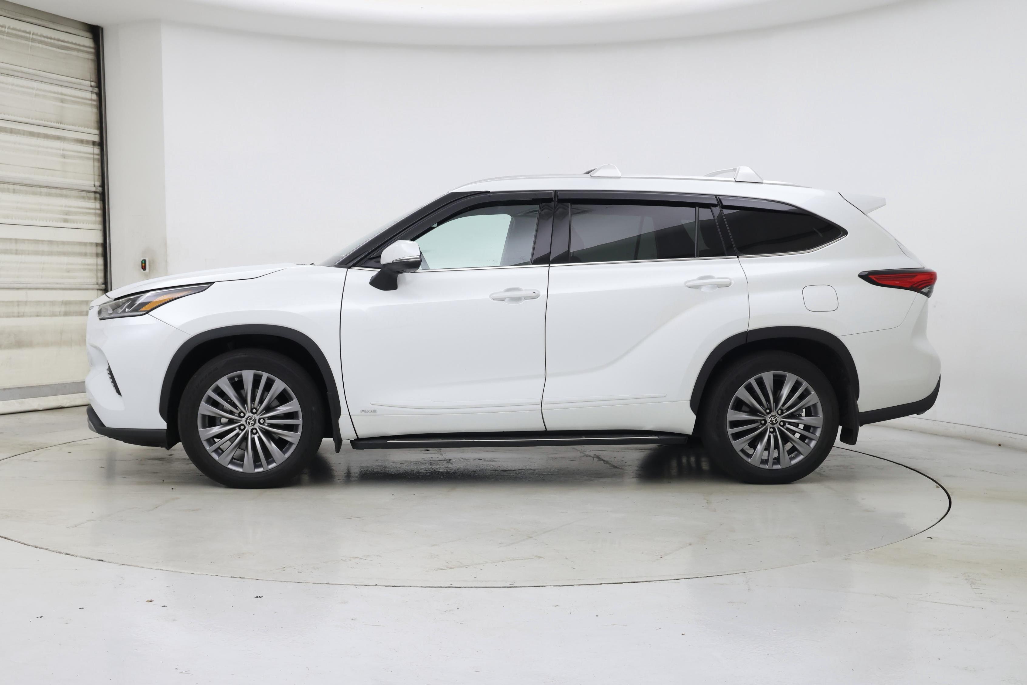 Thumbnail: 2022 Toyota Highlander - 3