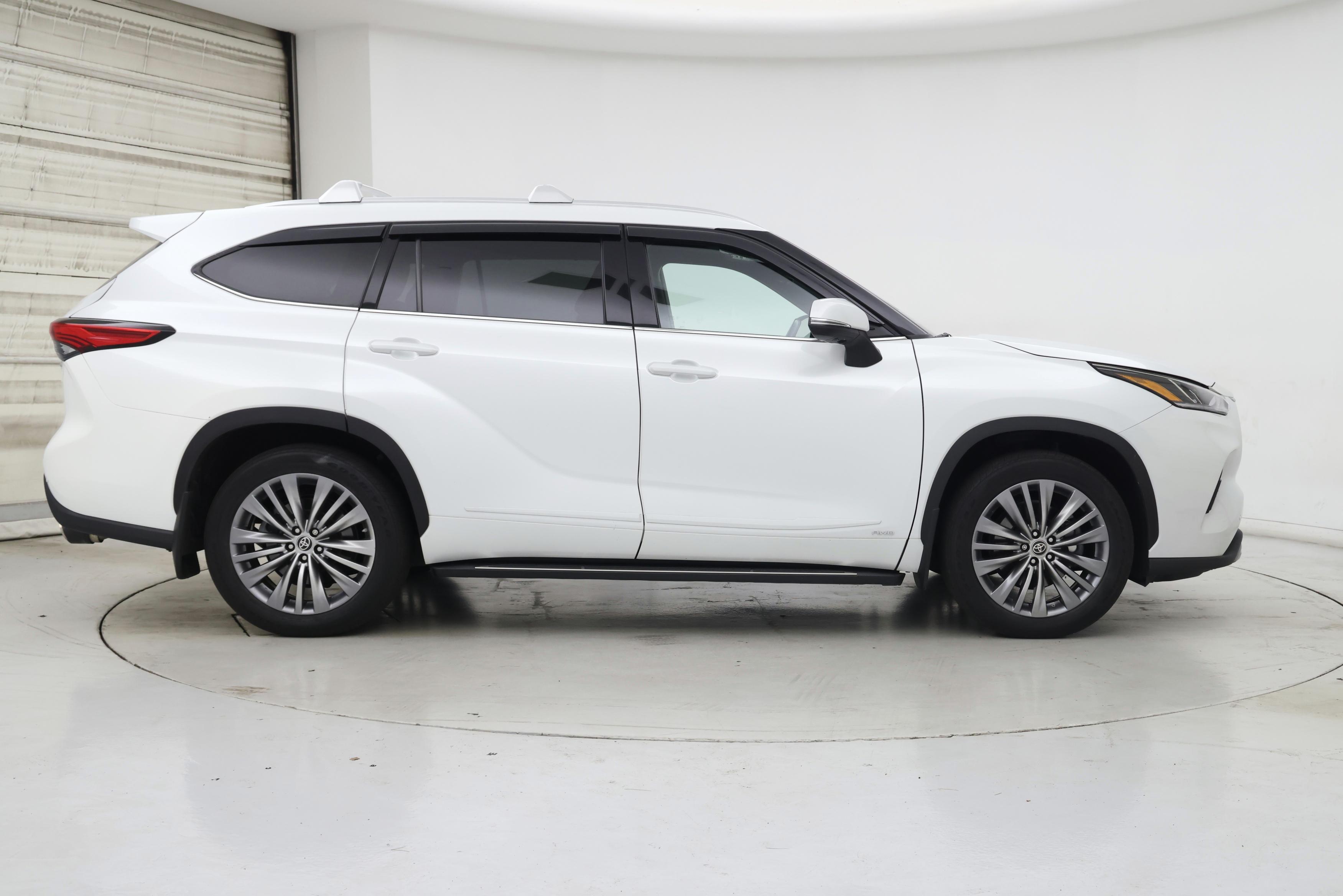 Thumbnail: 2022 Toyota Highlander - 7