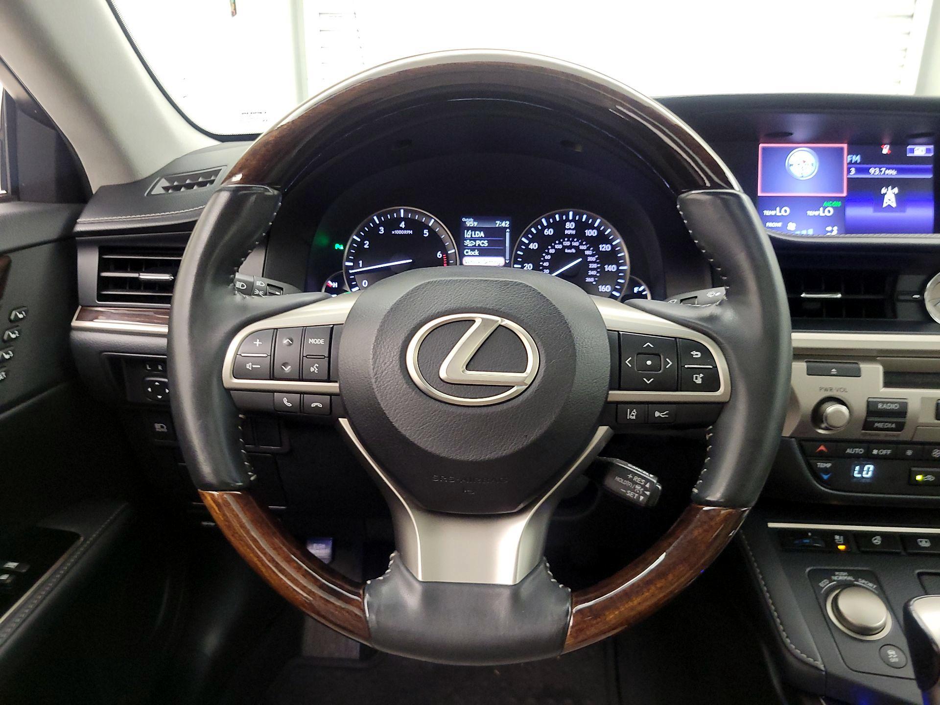 Thumbnail: 2016 Lexus ES - 10