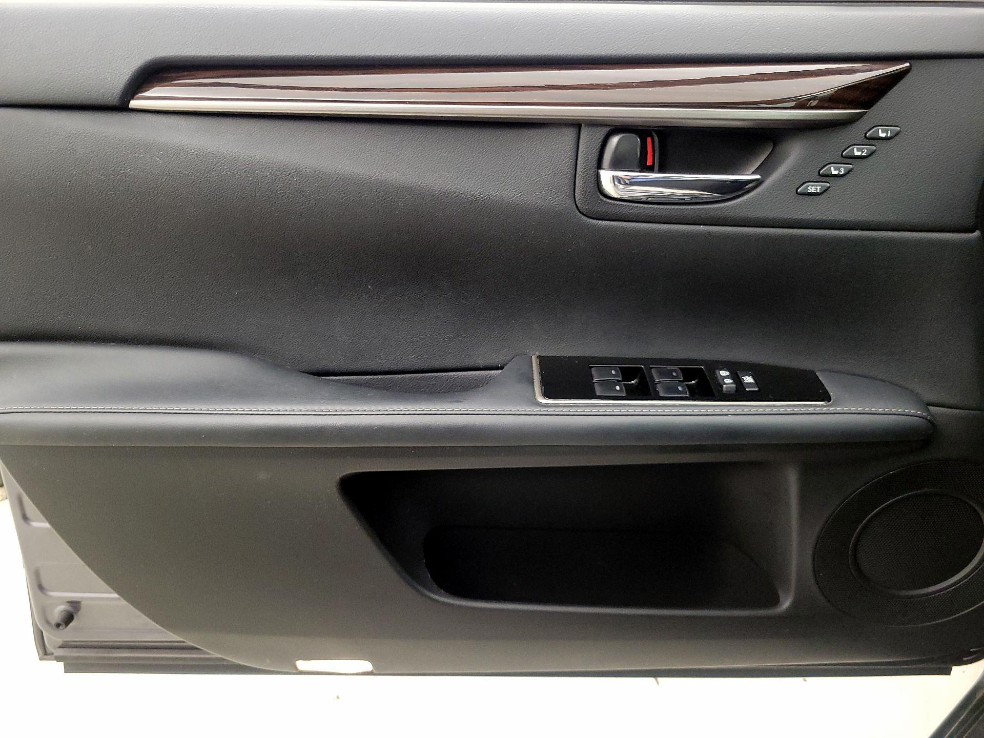 Thumbnail: 2016 Lexus ES - 12