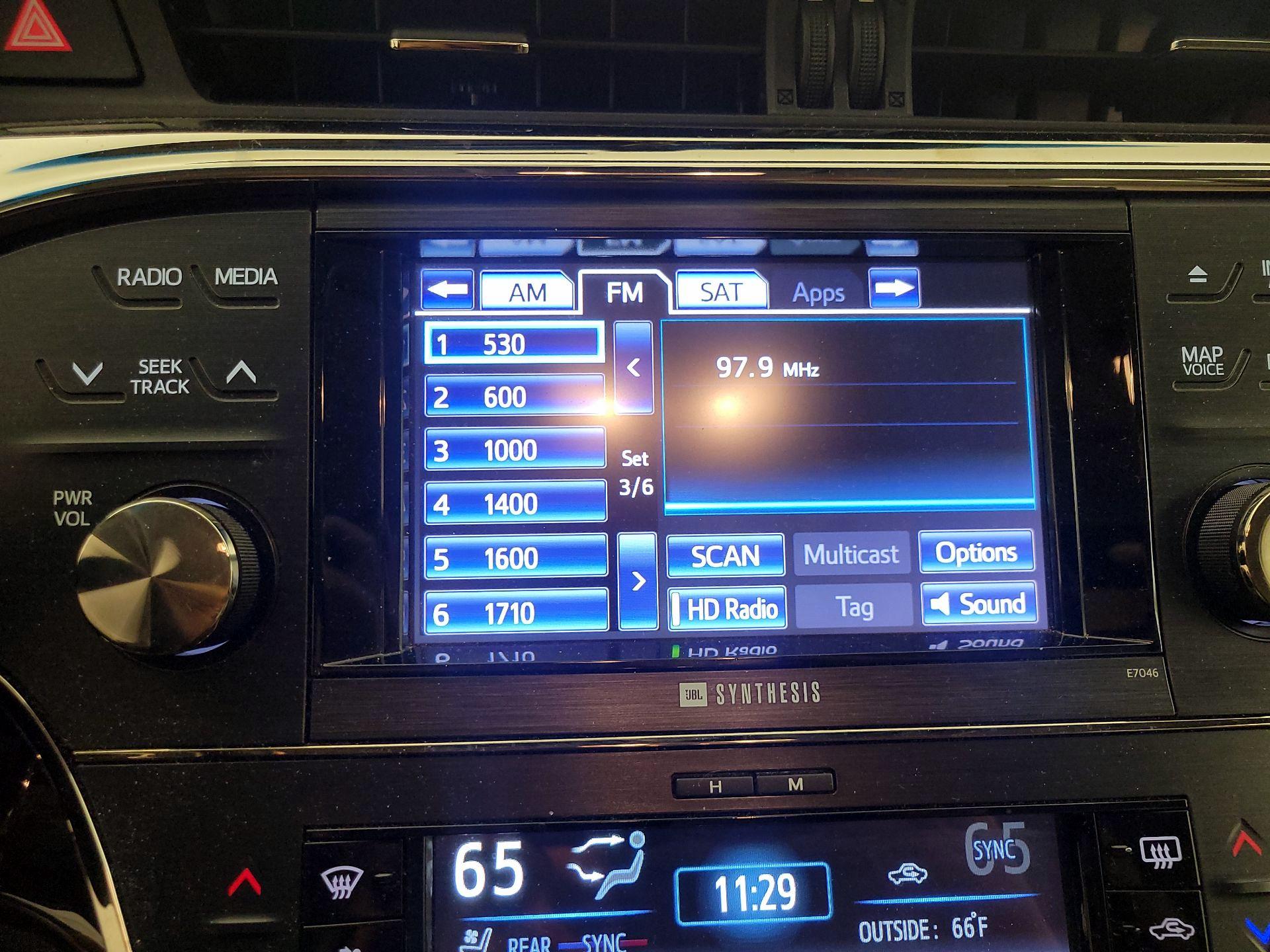 Thumbnail: 2013 Toyota Avalon - 16
