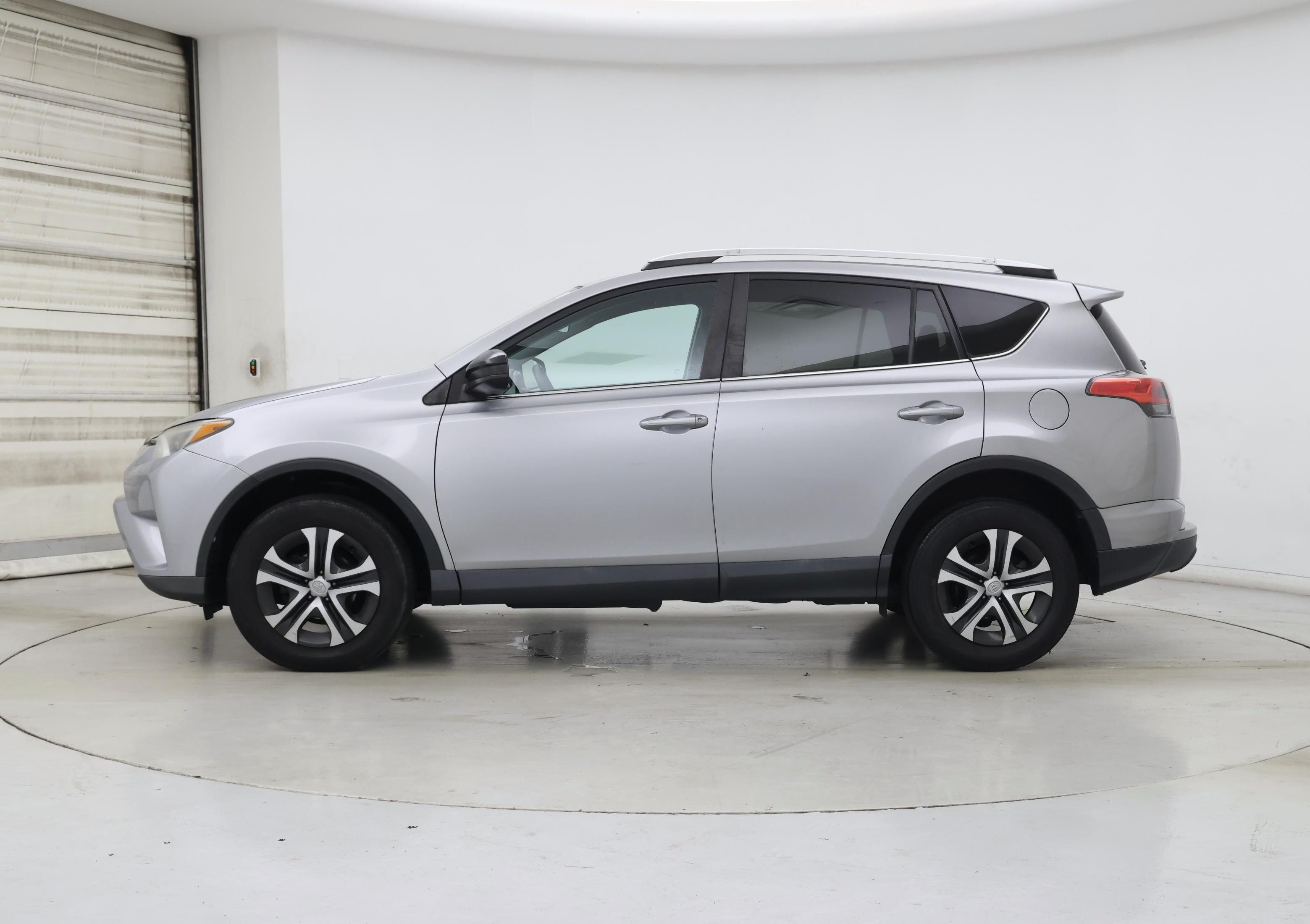 Thumbnail: 2016 Toyota RAV4 - 3