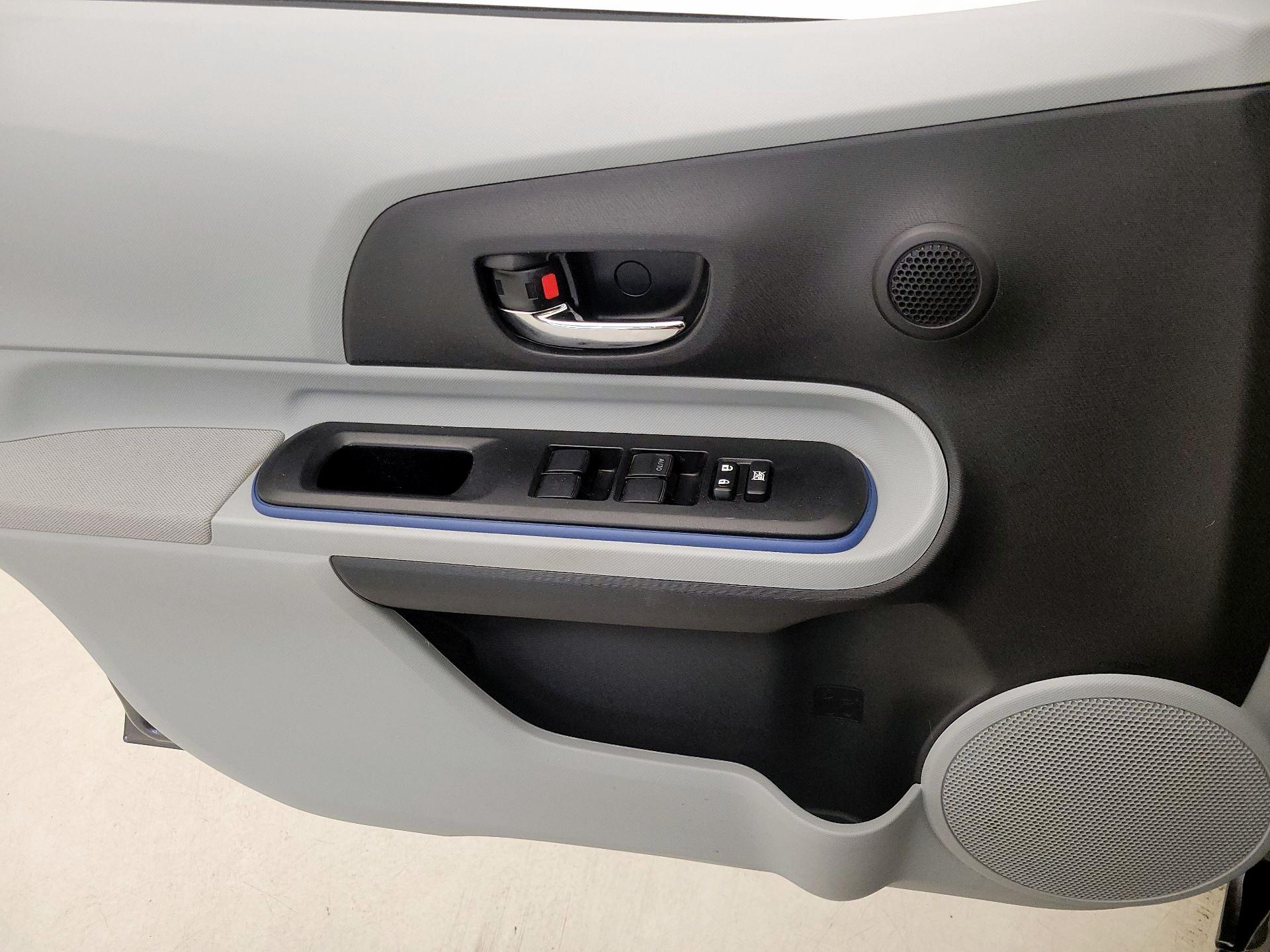 Thumbnail: 2013 Toyota Prius c - 12