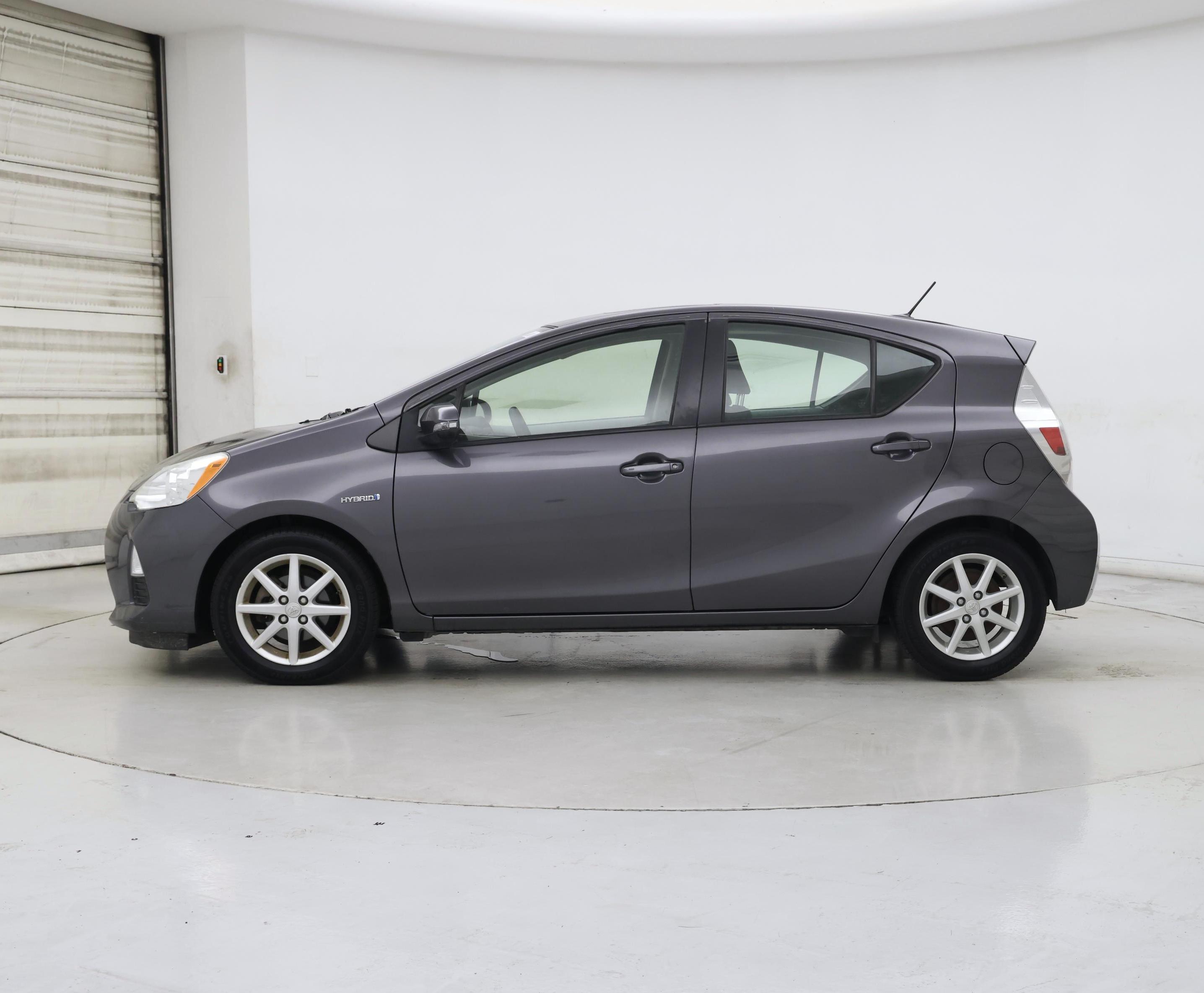Thumbnail: 2013 Toyota Prius c - 3