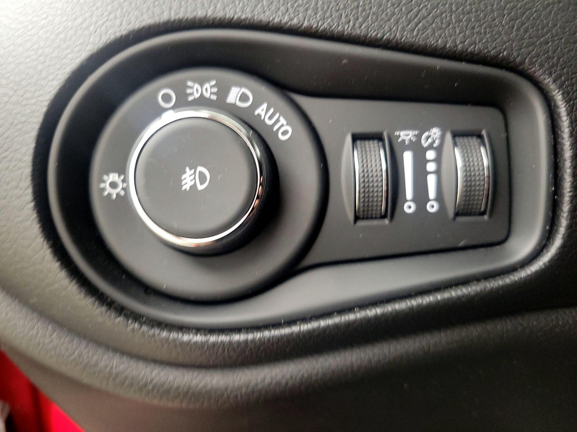 Thumbnail: 2020 Jeep Renegade - 13
