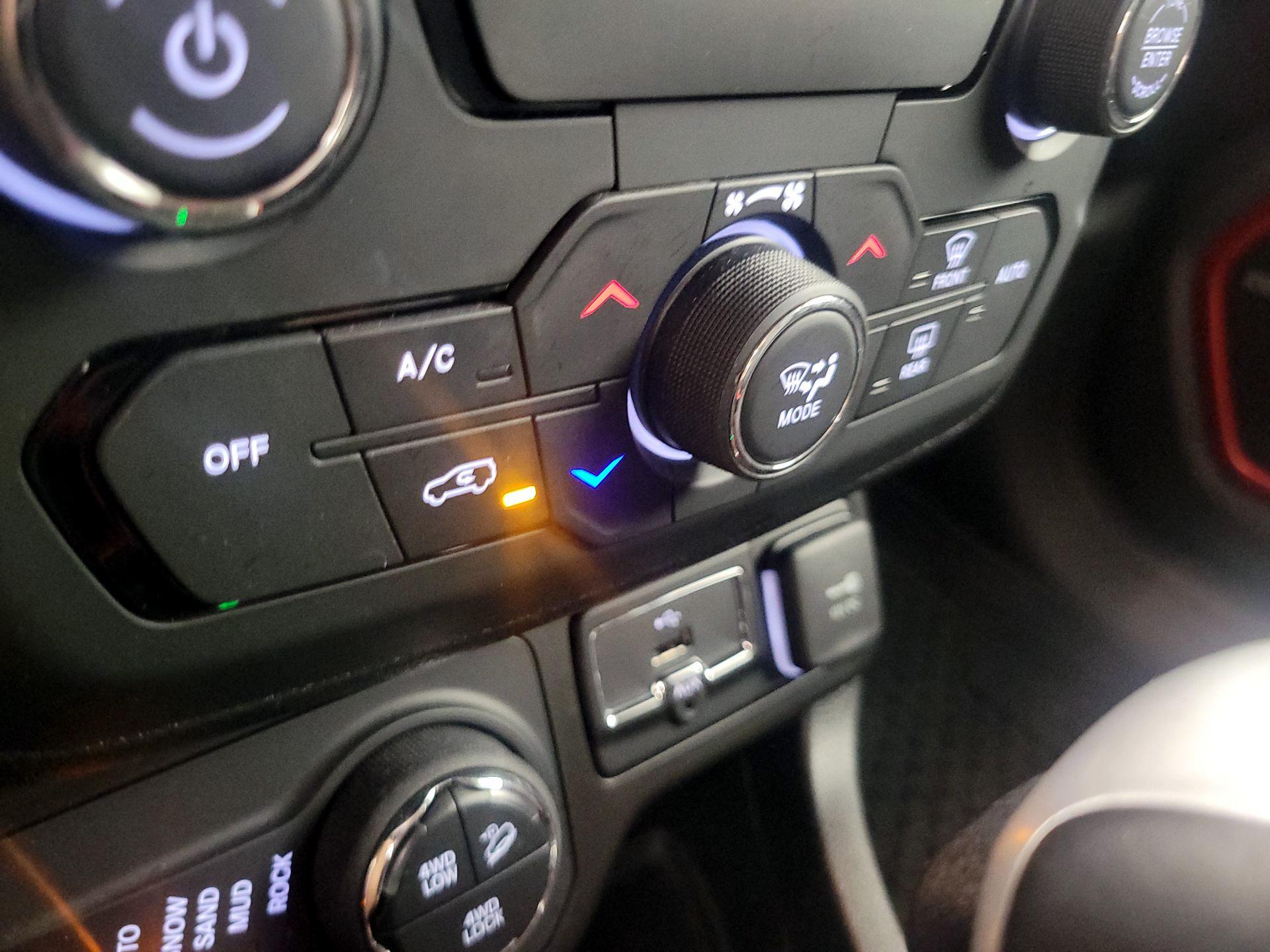 Thumbnail: 2020 Jeep Renegade - 16