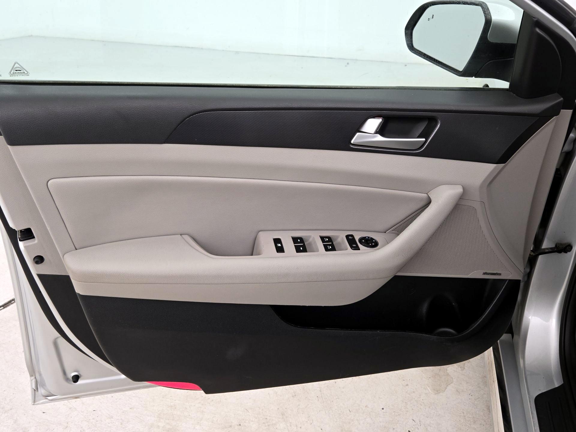 Thumbnail: 2016 Hyundai Sonata - 12