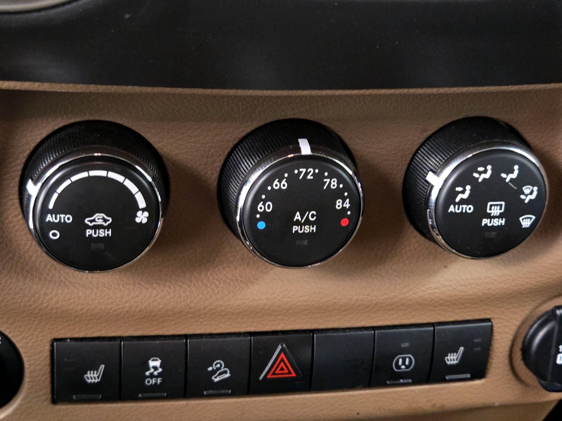 Thumbnail: 2015 Jeep Wrangler - 14