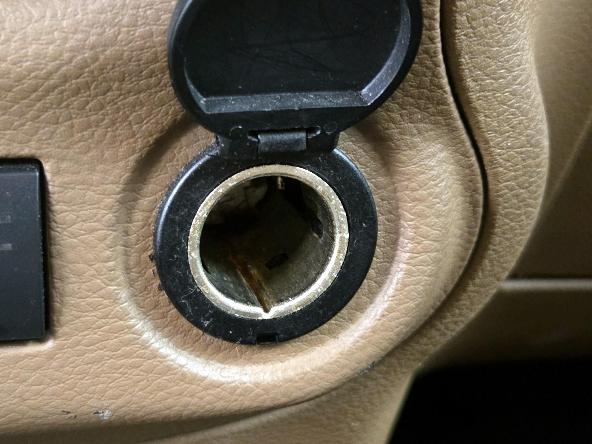 Thumbnail: 2015 Jeep Wrangler - 16