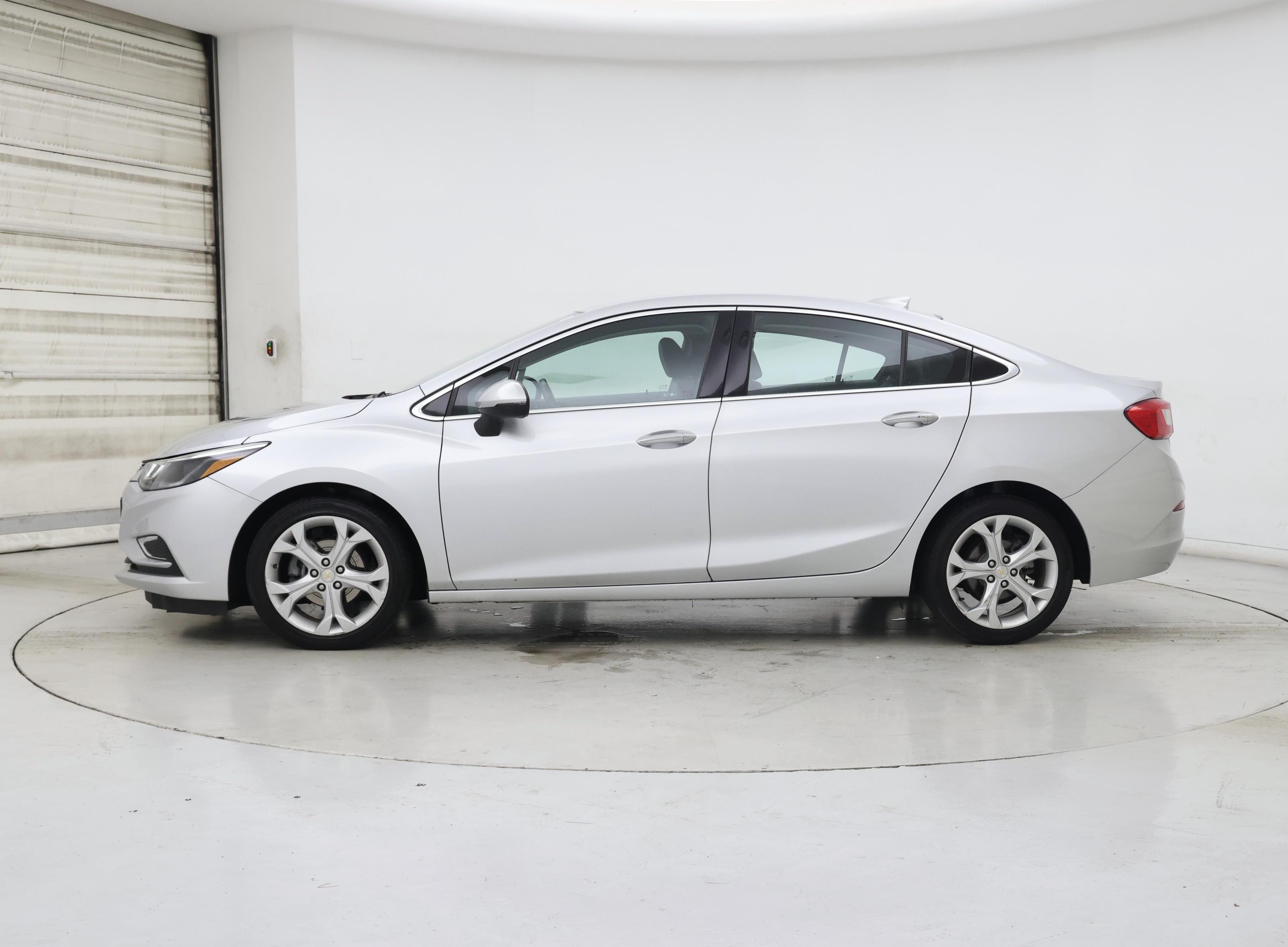Thumbnail: 2018 Chevrolet Cruze - 3